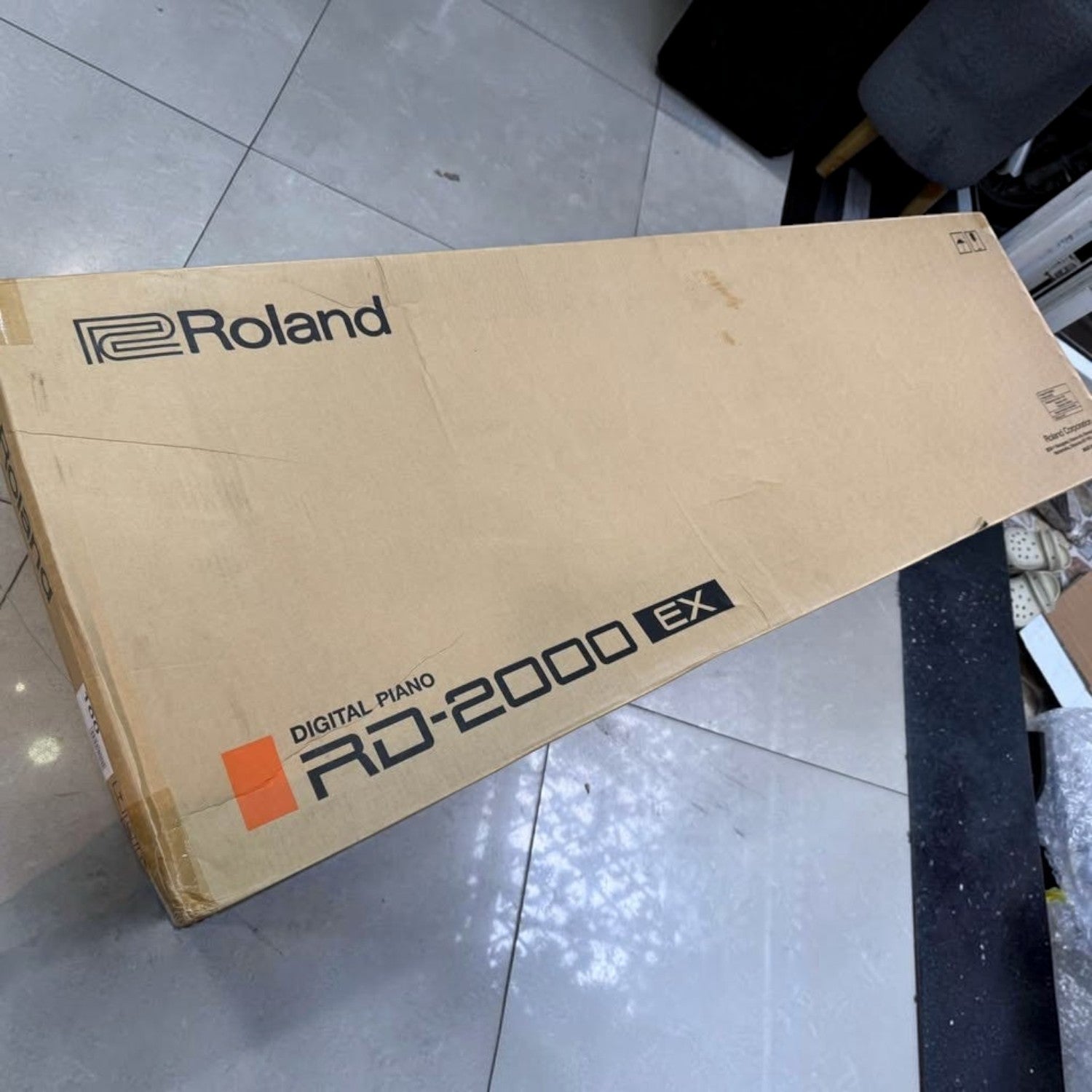 Thùng carton chứa đàn piano điện Roland RD-2000 EX chính hãng tại TÂN NHẠC CỤ
