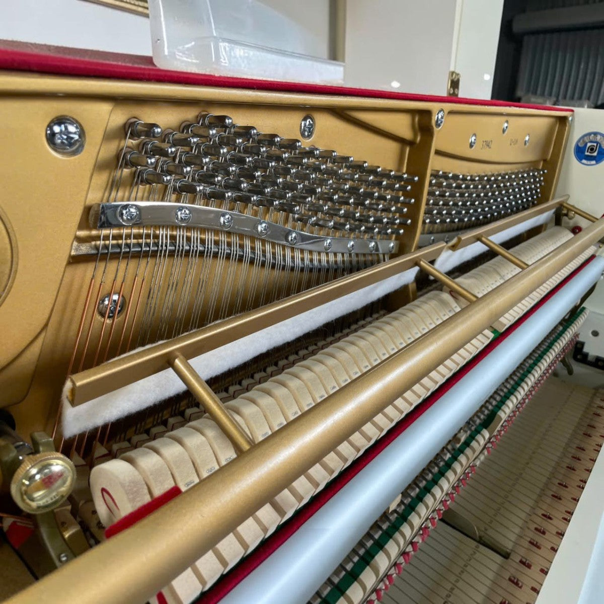Bộ máy đàn piano cơ Wendl & Lung U118 với khung gang vàng và búa đàn tại Tân Nhạc Cụ
