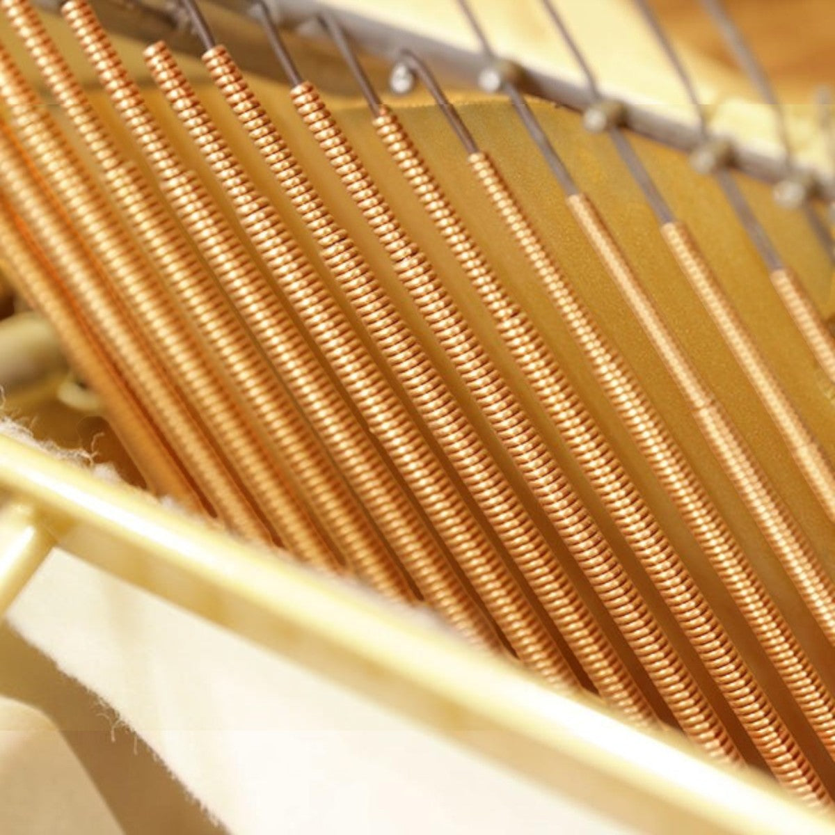Hệ thống dây đồng và khung gang bên trong đàn piano cơ TÂN NHẠC CỤ Wendl & Lung U118