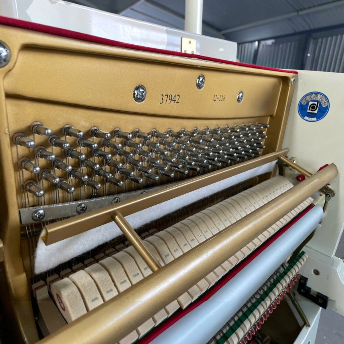 Khung gang và bộ máy bên trong đàn piano cơ TÂN NHẠC CỤ Wendl & Lung U118 màu trắng bóng