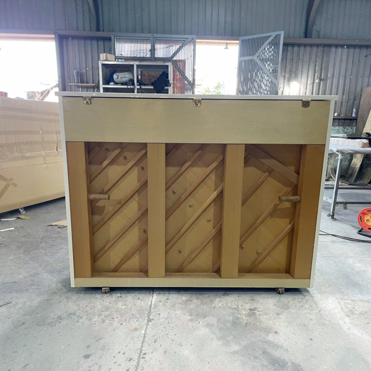 Mặt sau đàn piano cơ Wendl & Lung U118 với khung gang chắc chắn và bảng cộng hưởng gỗ vân sam tại TÂN NHẠC CỤ