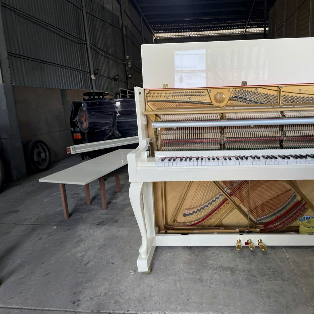 Đàn piano cơ upright Wendl & Lung U118 màu trắng bóng sang trọng tại Tân Nhạc Cụ với thiết kế châu Âu tinh tế