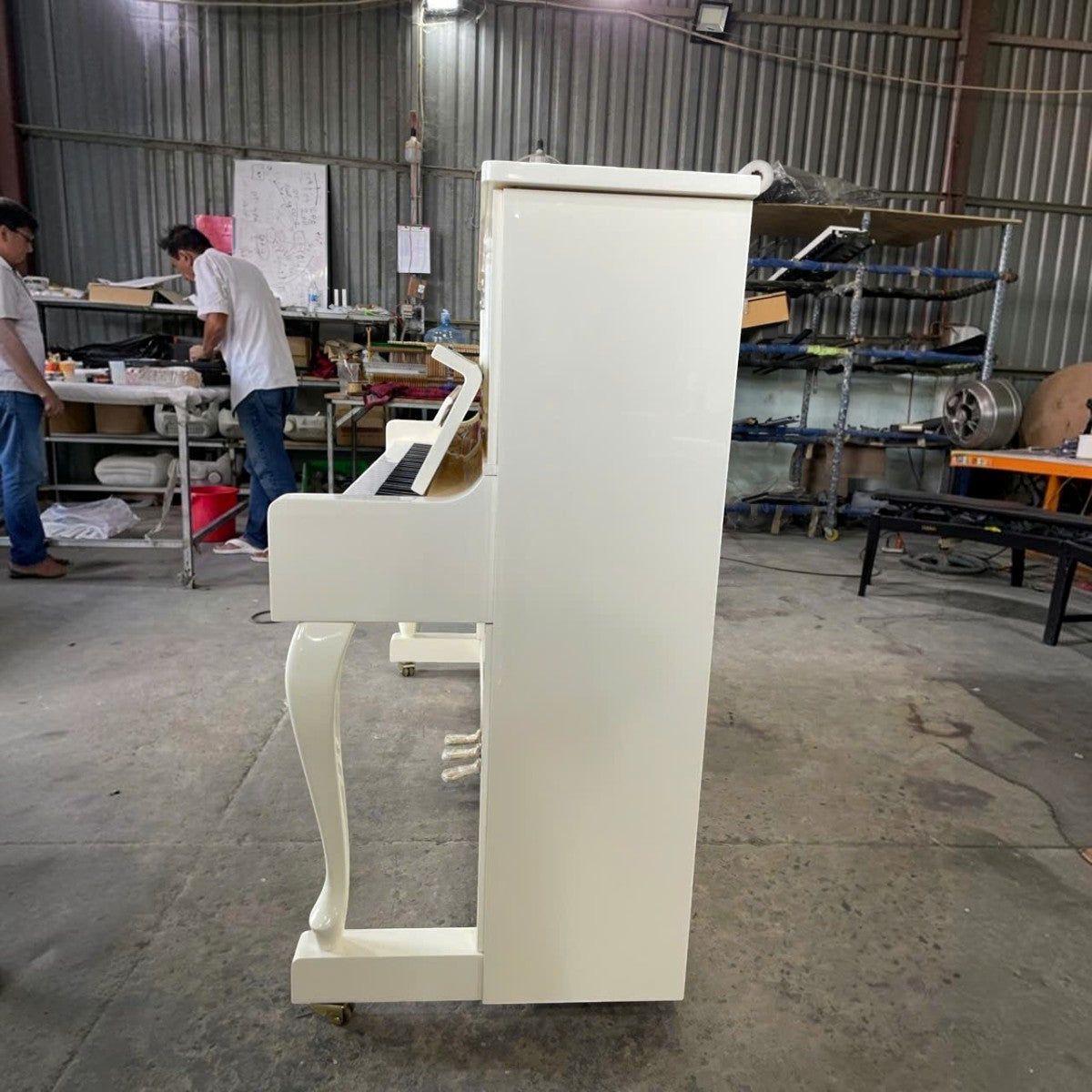 Đàn piano cơ upright Wendl & Lung U118 màu trắng bóng sang trọng tại Tân Nhạc Cụ, góc nhìn nghiêng