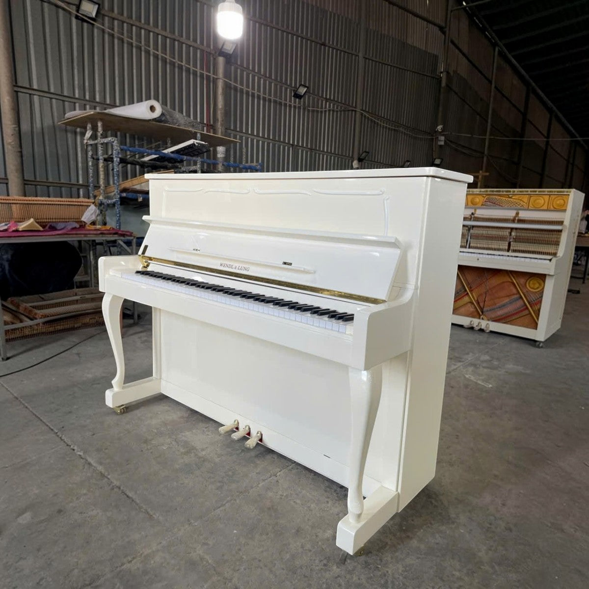 Đàn piano cơ upright Wendl & Lung U118 màu trắng bóng sang trọng tại TÂN NHẠC CỤ