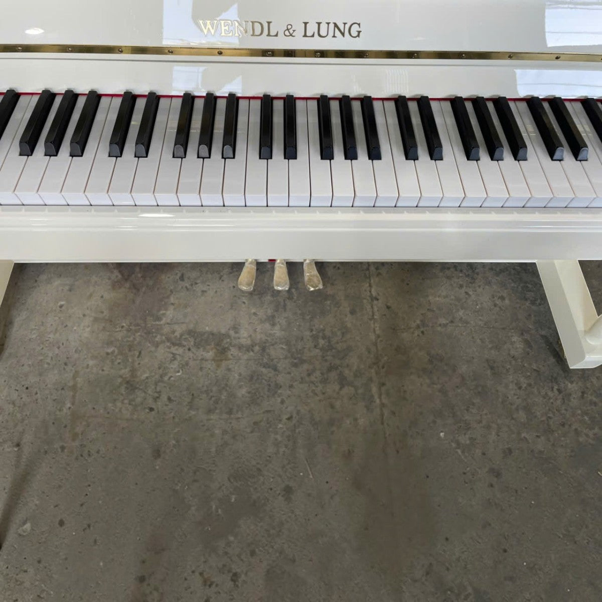 Đàn piano cơ TÂN NHẠC CỤ Wendl & Lung U118 màu trắng bóng sang trọng với bàn phím 88 phím và 3 pedal