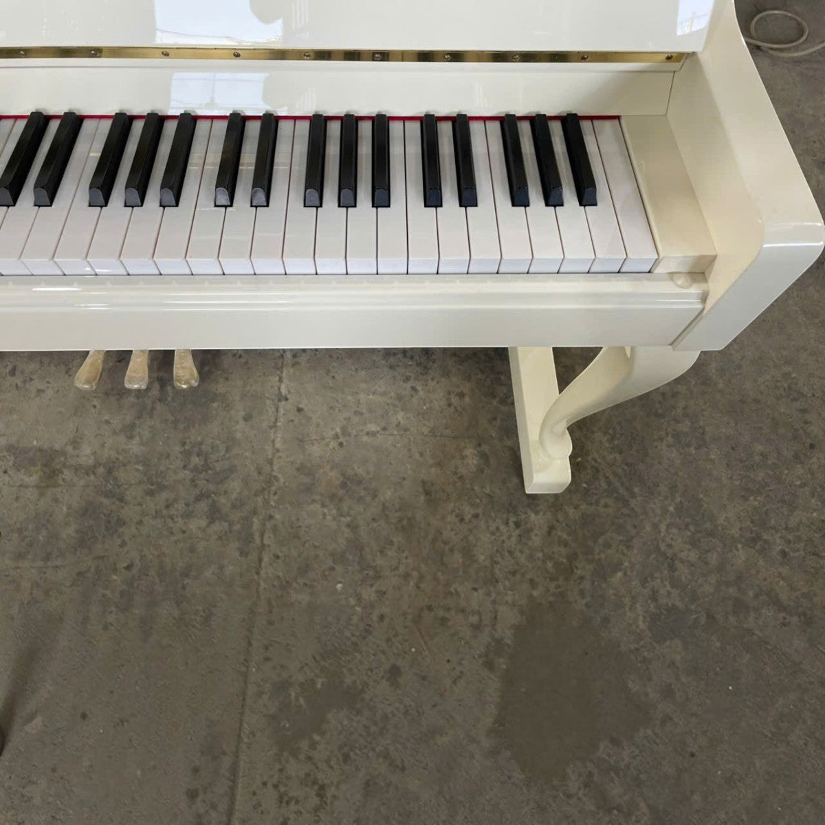 Đàn piano cơ upright TÂN NHẠC CỤ Wendl & Lung U118 màu trắng bóng sang trọng với bàn phím 88 phím tiêu chuẩn