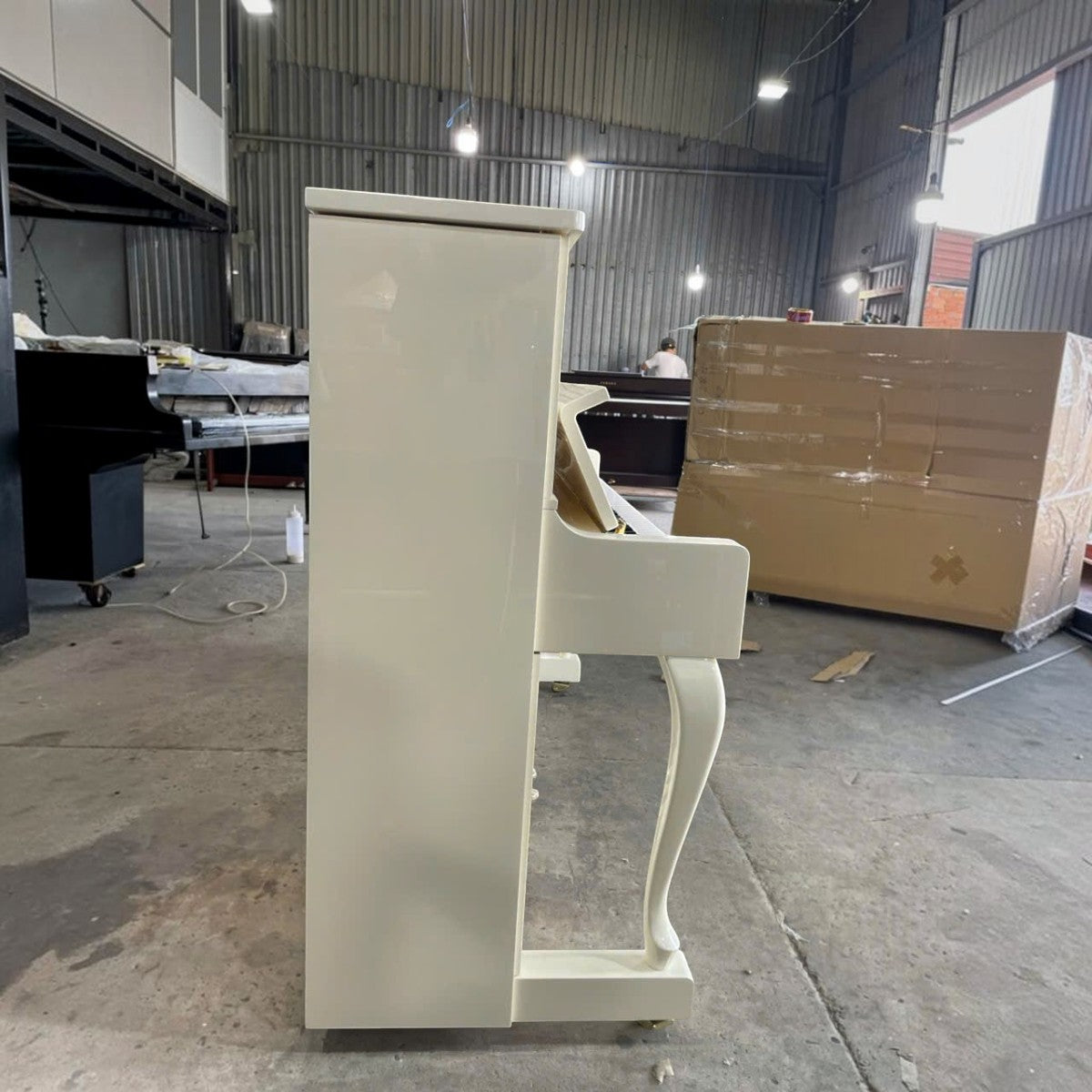 Đàn piano cơ upright Wendl & Lung U118 màu trắng bóng sang trọng tại cửa hàng TÂN NHẠC CỤ