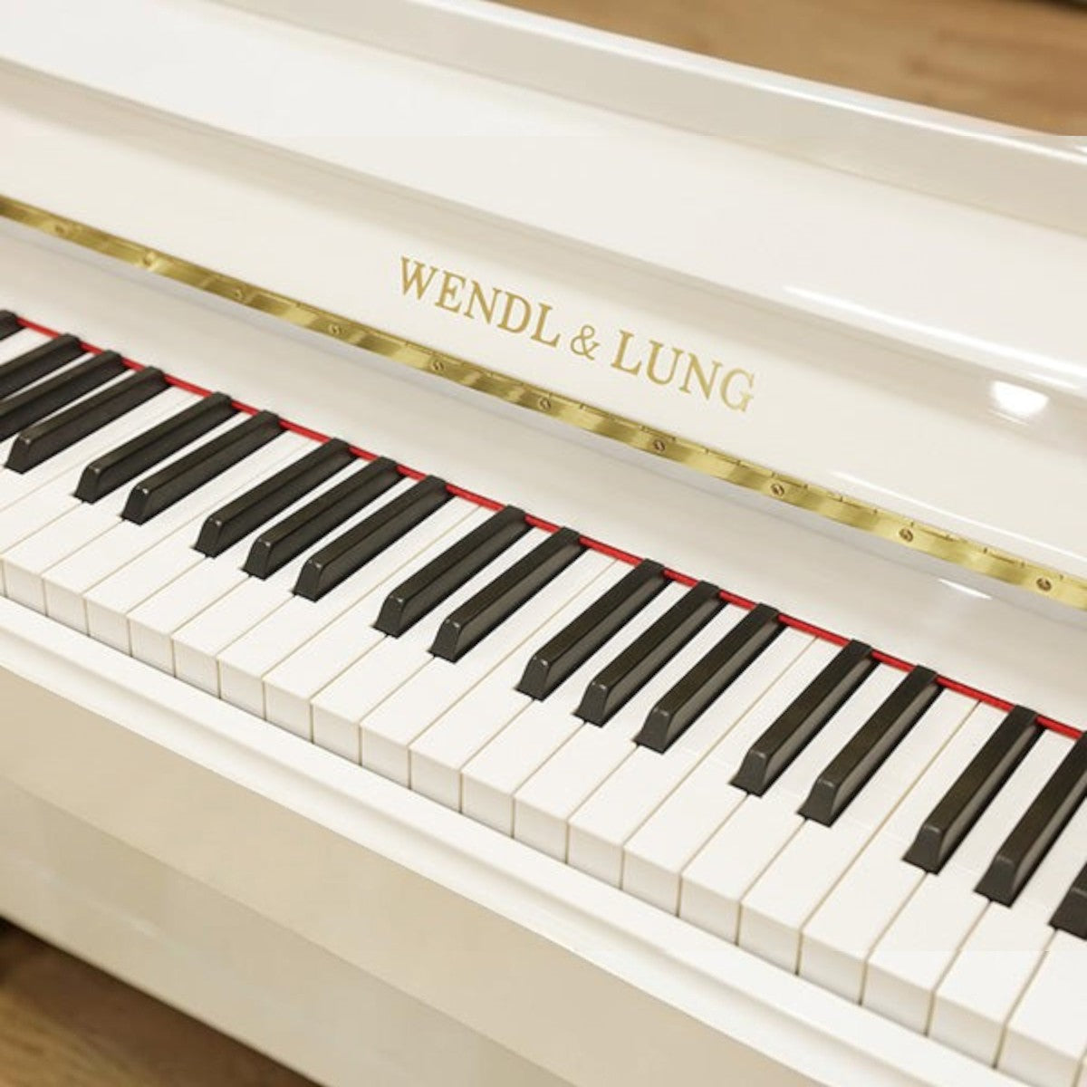 Bàn phím đàn piano cơ TÂN NHẠC CỤ Wendl & Lung U118 màu trắng bóng sang trọng với chi tiết kim loại vàng