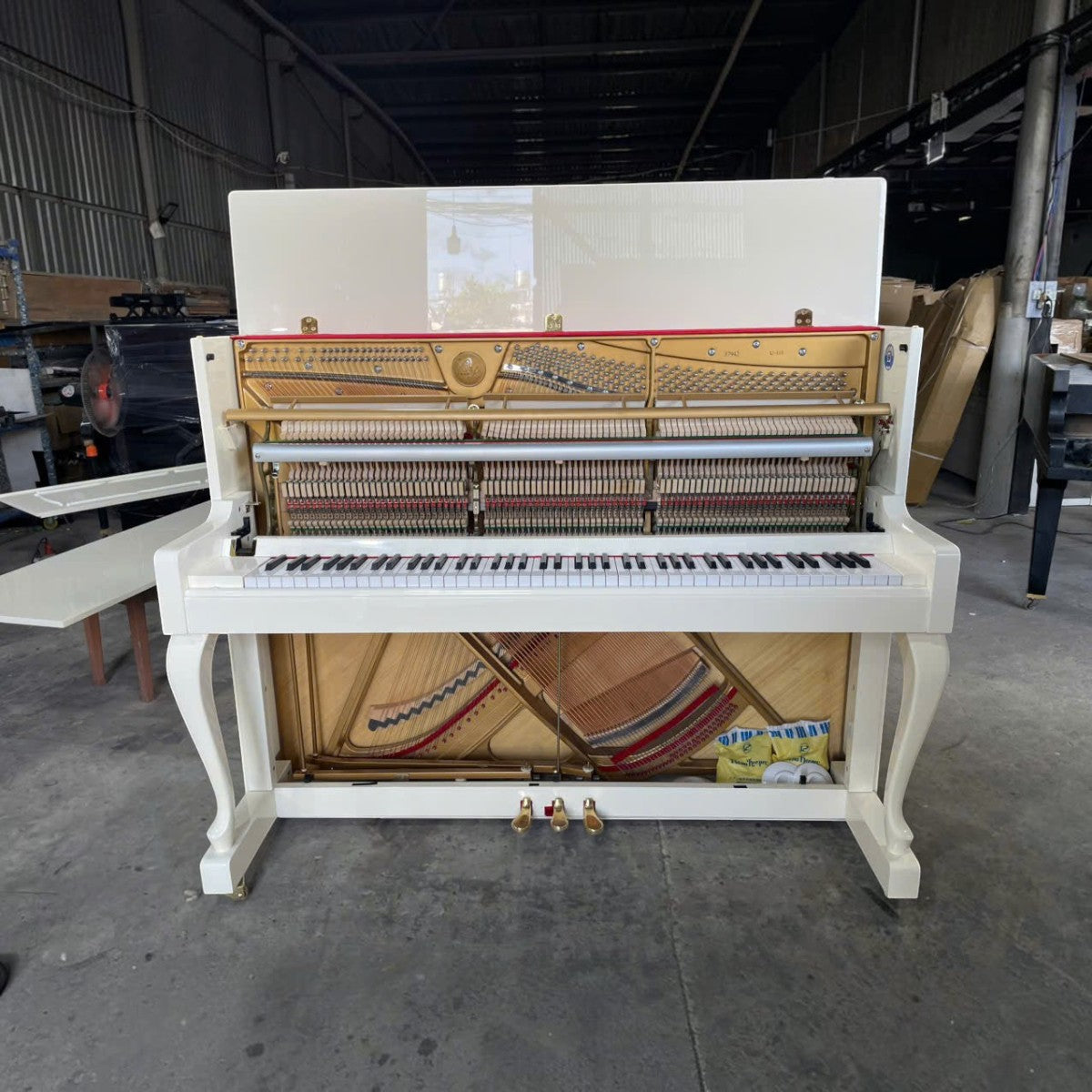 Đàn piano cơ upright TÂN NHẠC CỤ Wendl & Lung U118 màu trắng bóng sang trọng với thiết kế châu Âu tinh tế