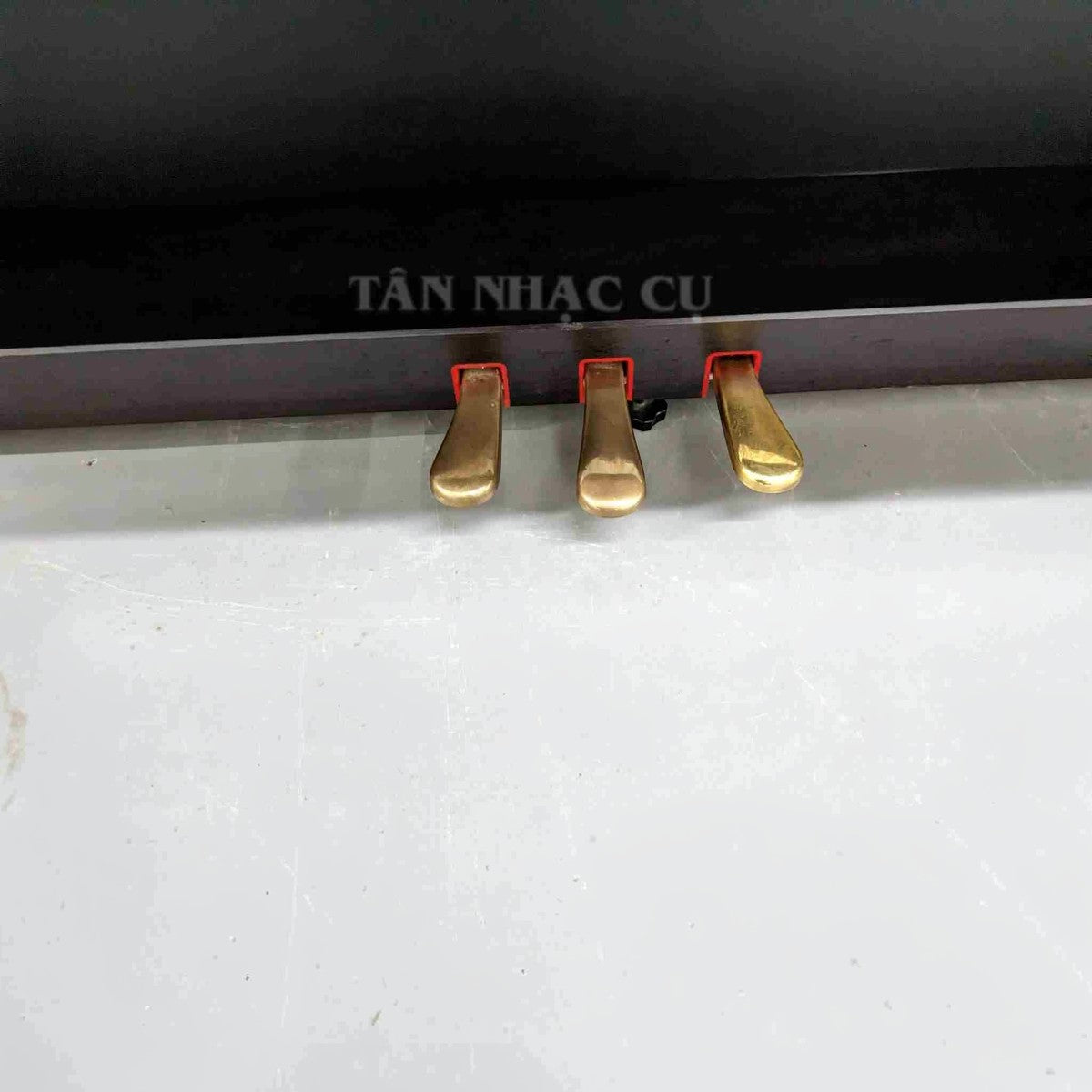 Bộ ba pedal bằng đồng sáng bóng của đàn piano điện Yamaha CLP-320 tại TÂN NHẠC CỤ