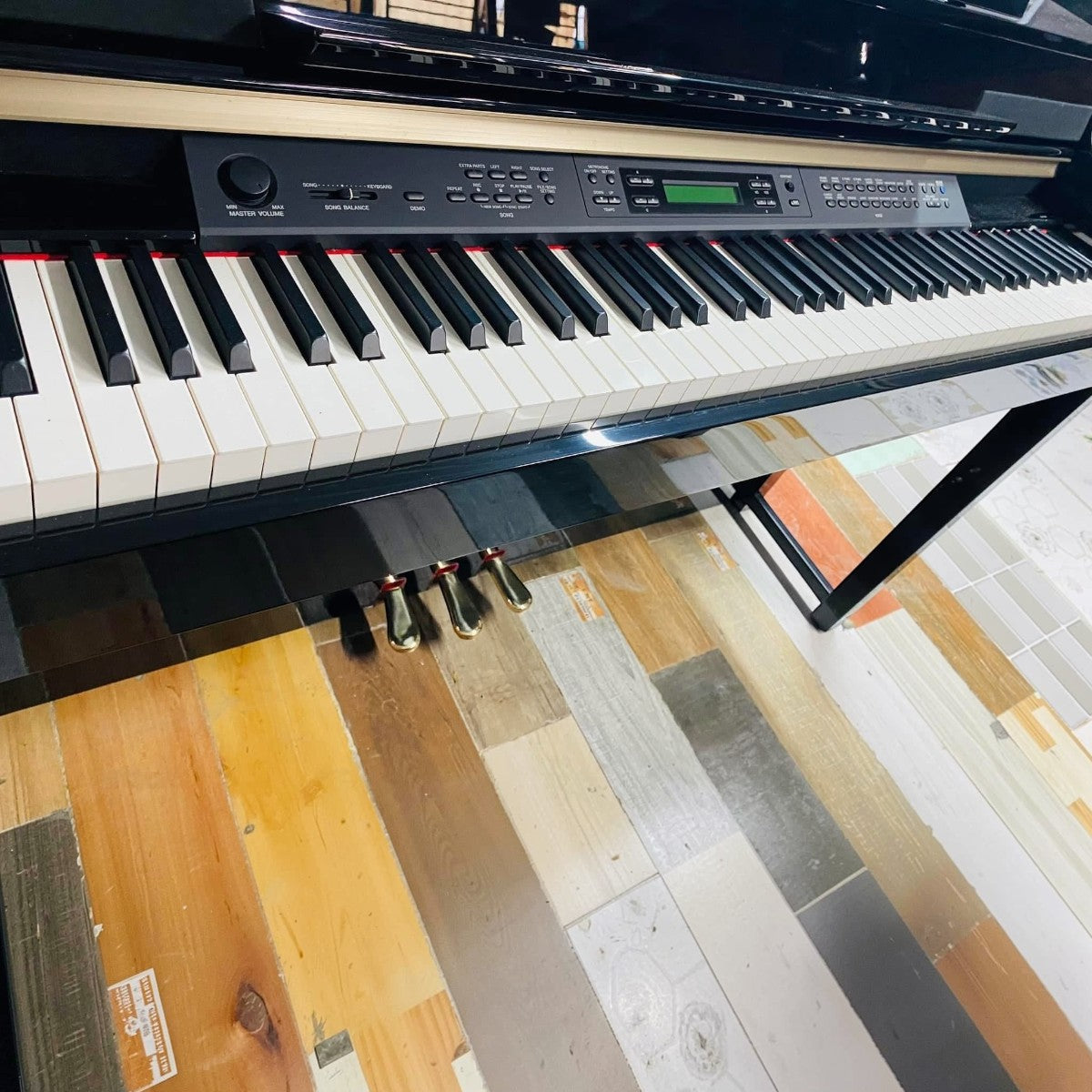 Đàn piano điện TÂN NHẠC CỤ Yamaha CLP-380 màu đen bóng với bàn phím gỗ Natural Wood cao cấp và bảng điều khiển điện tử