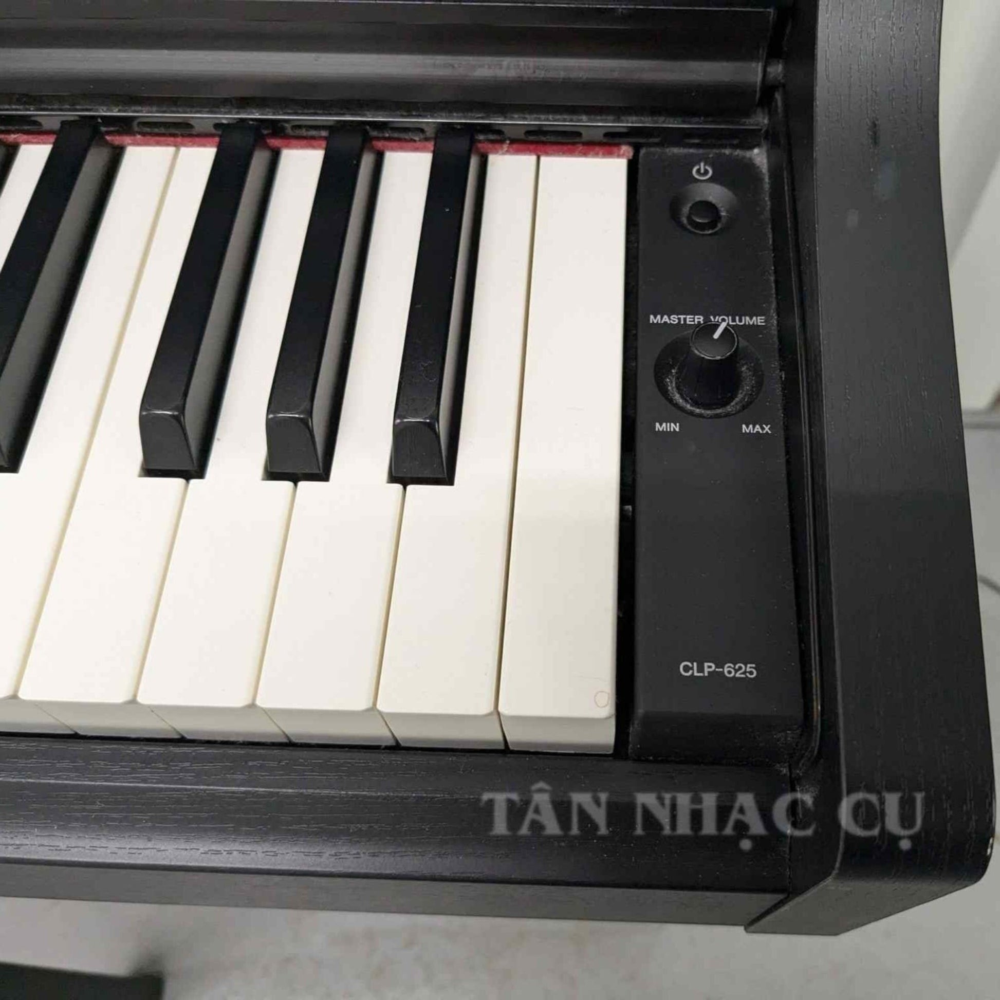 Bàn phím và bảng điều khiển âm lượng của đàn piano điện TÂN NHẠC CỤ Yamaha CLP-625 màu đen