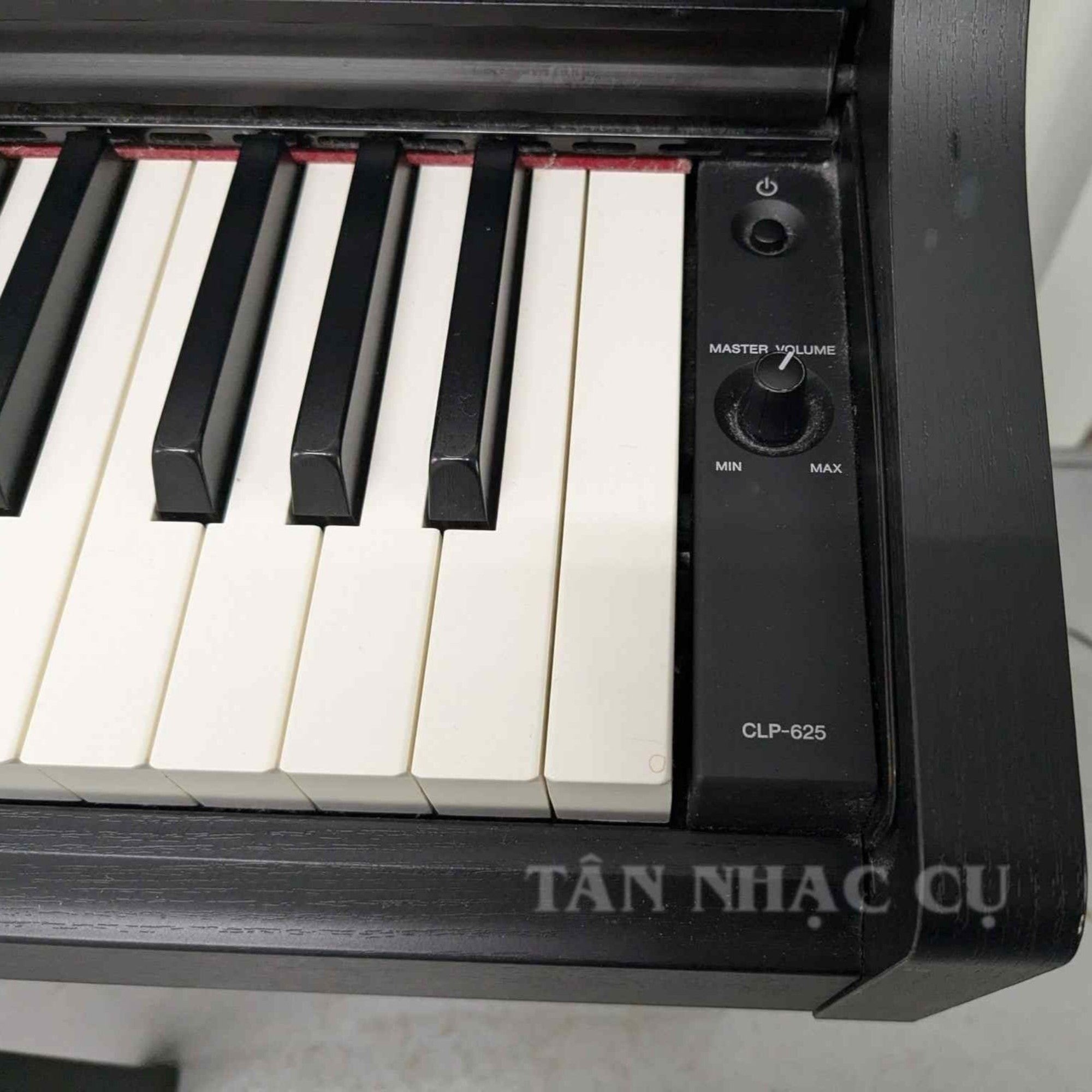 Bàn phím và bảng điều khiển âm lượng của đàn piano điện TÂN NHẠC CỤ Yamaha CLP-625 màu đen