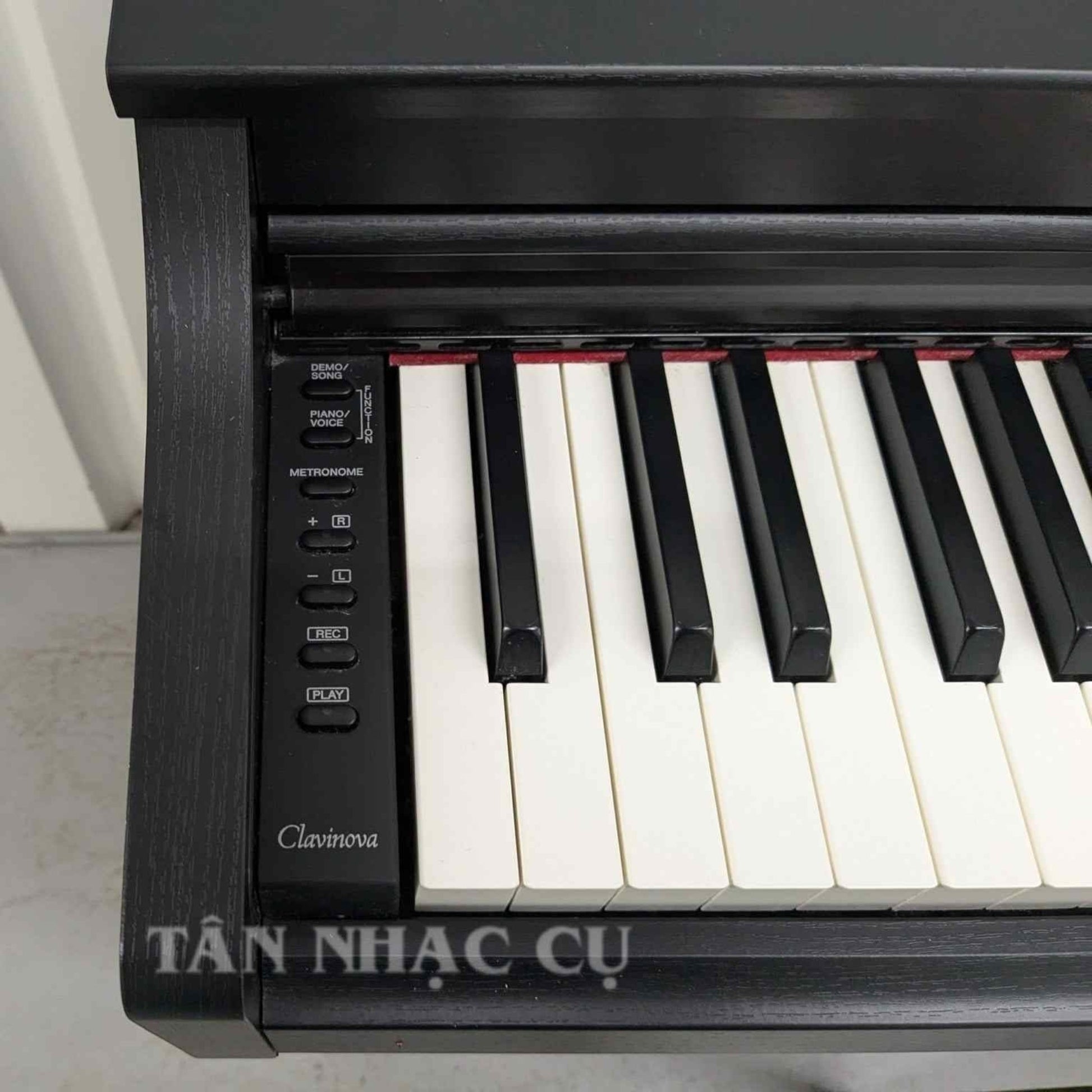 Bàn phím đàn piano điện Yamaha CLP-625 màu đen với các nút điều khiển tại Tân Nhạc Cụ