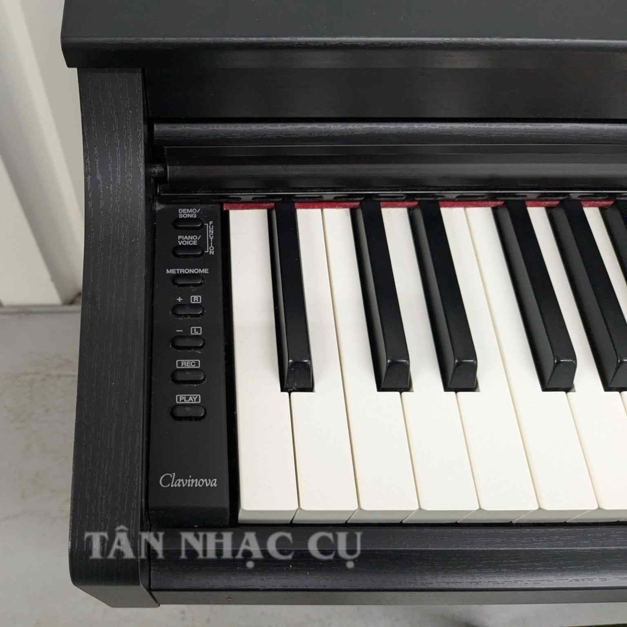 Bàn phím đàn piano điện Yamaha CLP-625 màu đen với các nút điều khiển tại Tân Nhạc Cụ