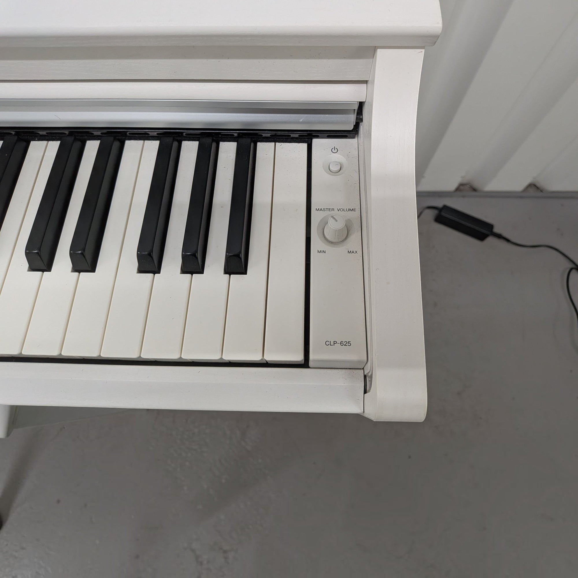 Đàn piano điện TÂN NHẠC CỤ Yamaha CLP-625 màu trắng với bàn phím GH3X và núm điều chỉnh âm lượng