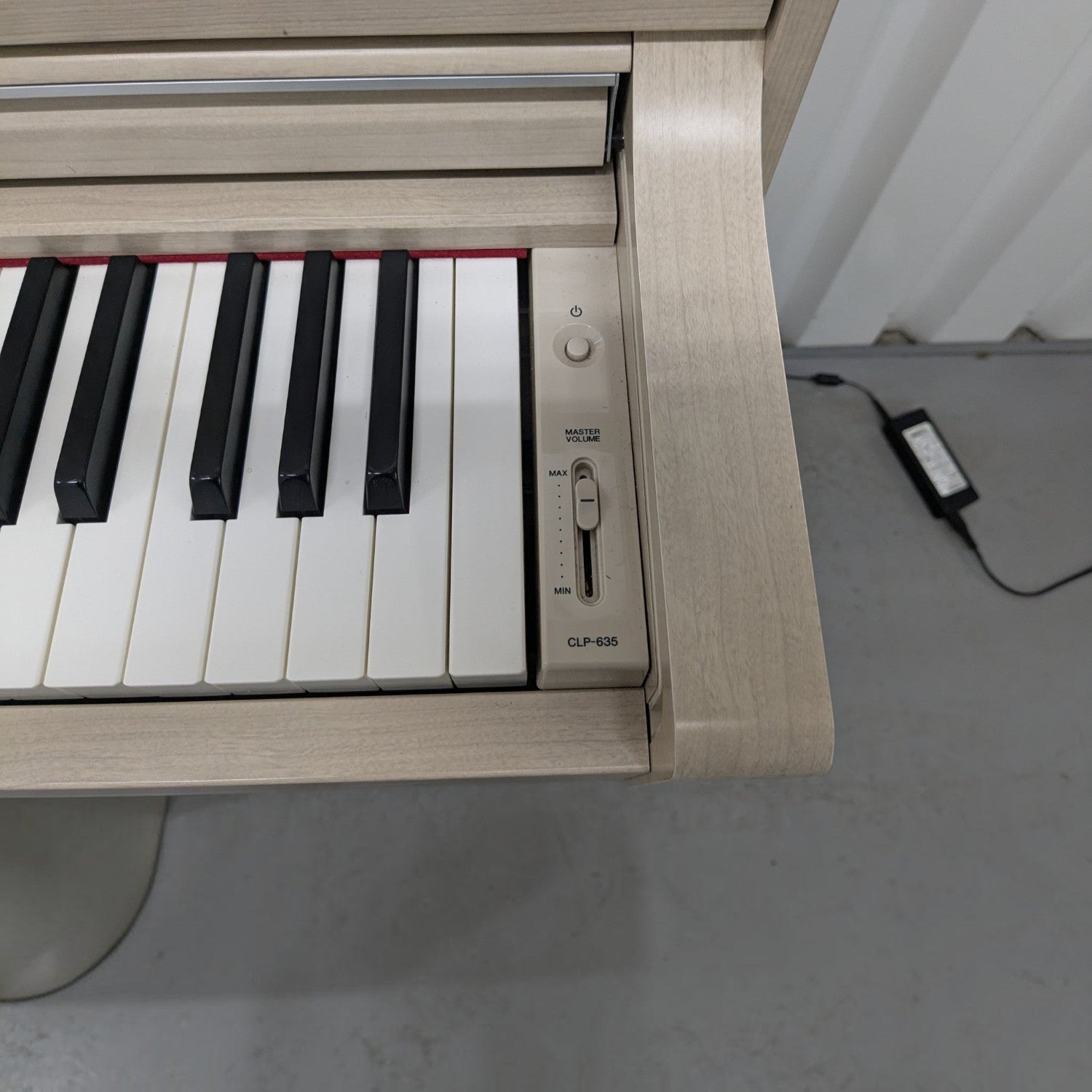 Bàn phím và bảng điều khiển âm lượng đàn piano điện TÂN NHẠC CỤ Yamaha CLP-635 màu gỗ sáng