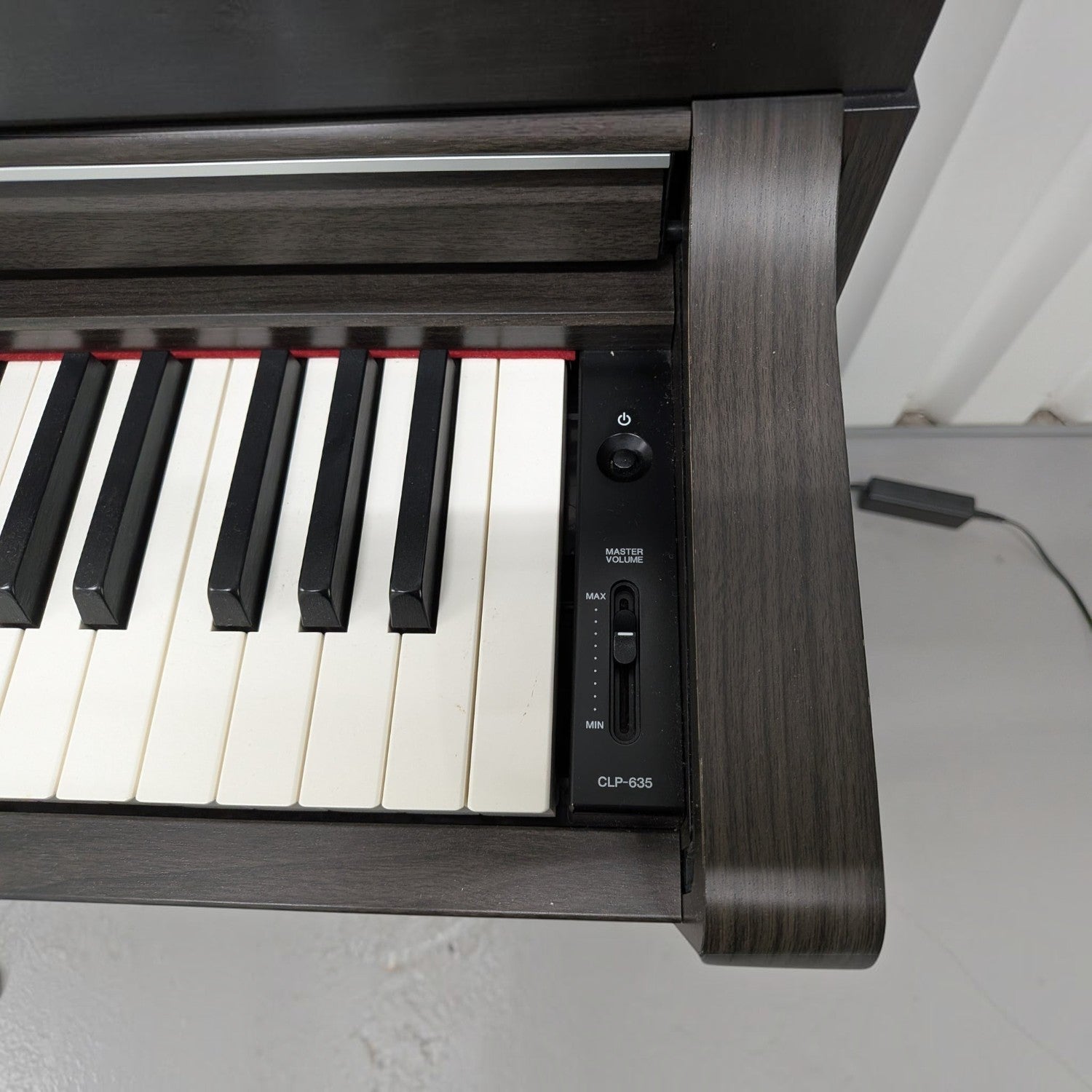 Đàn piano điện TÂN NHẠC CỤ Yamaha CLP-635 màu đen vân gỗ với bảng điều khiển âm lượng và bàn phím GH3X chi tiết