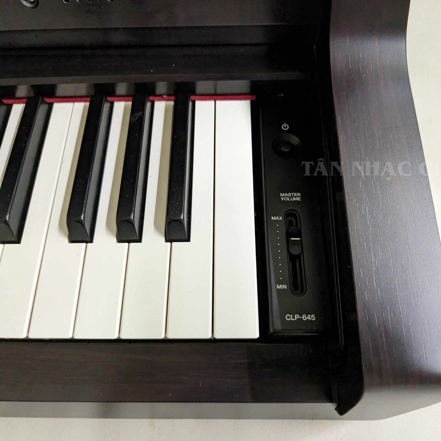 Bàn phím gỗ NWX và bảng điều khiển âm lượng của đàn piano điện TÂN NHẠC CỤ Yamaha CLP-645 màu nâu gỗ sang trọng