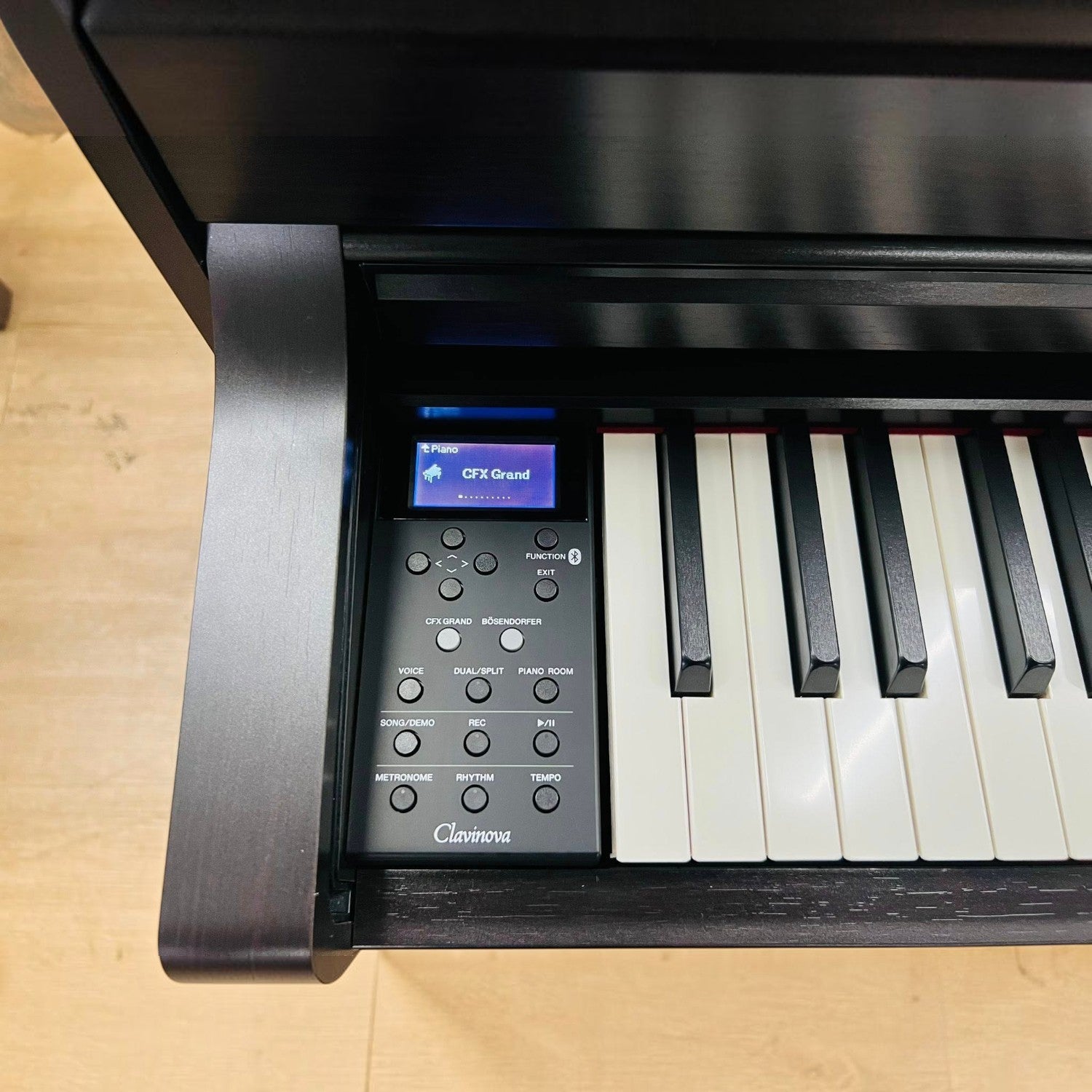 Bảng điều khiển và bàn phím gỗ NWX của đàn piano điện TÂN NHẠC CỤ Yamaha CLP-645 với màn hình hiển thị CFX Grand