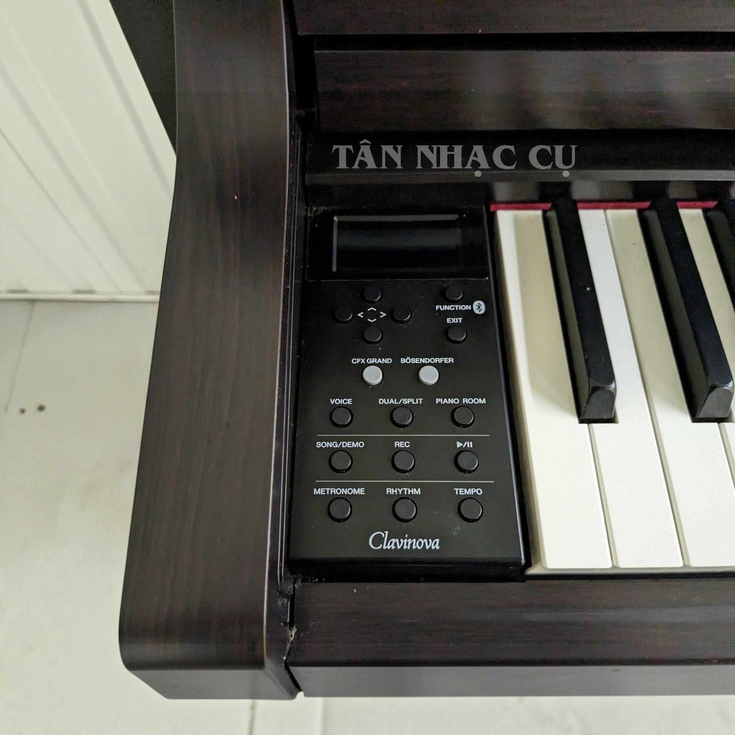 Bảng điều khiển đàn piano điện TÂN NHẠC CỤ Yamaha CLP-645 với các nút chức năng và phím đàn gỗ cao cấp