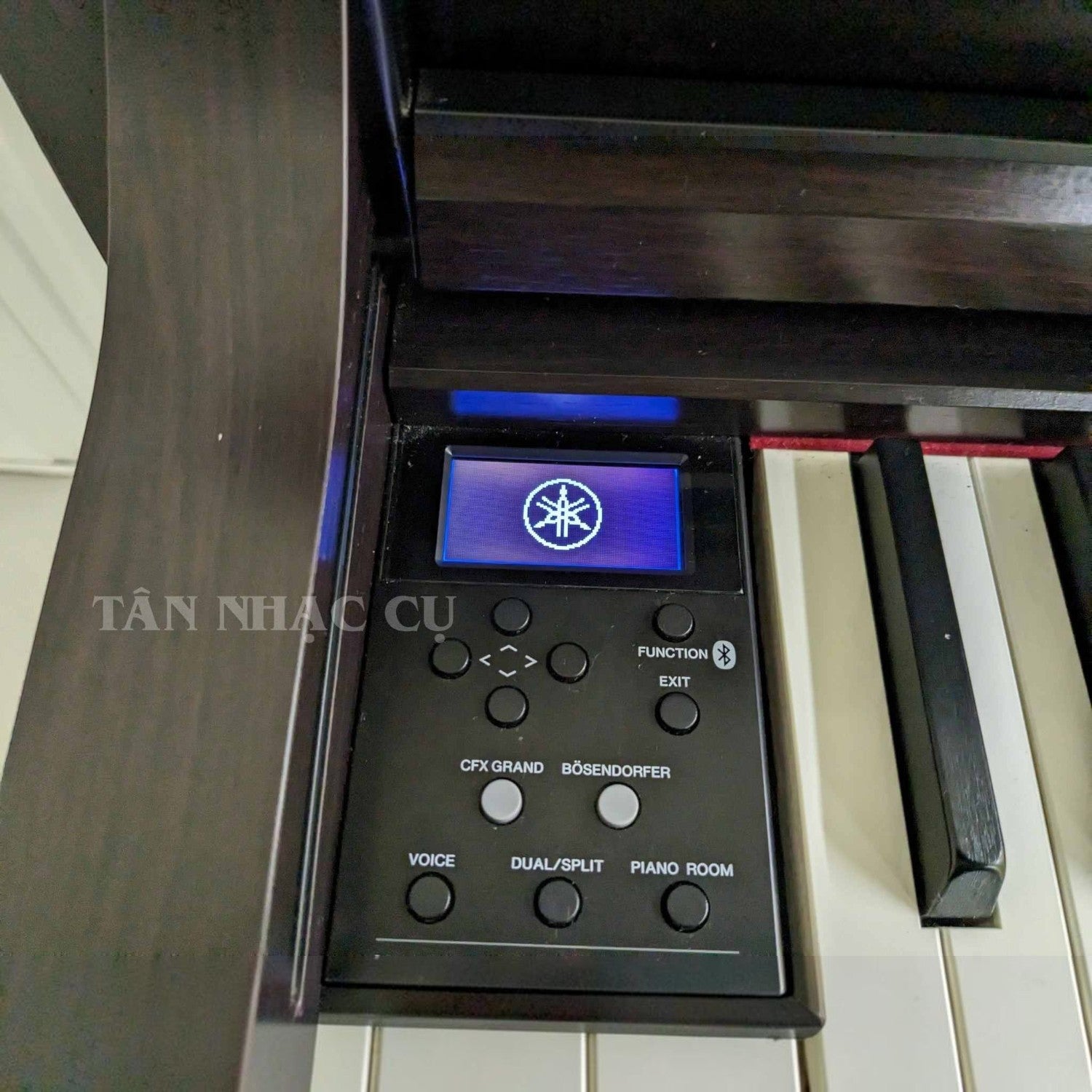 Bảng điều khiển kỹ thuật số của đàn piano điện TÂN NHẠC CỤ Yamaha CLP-645 với màn hình LCD và các nút chức năng