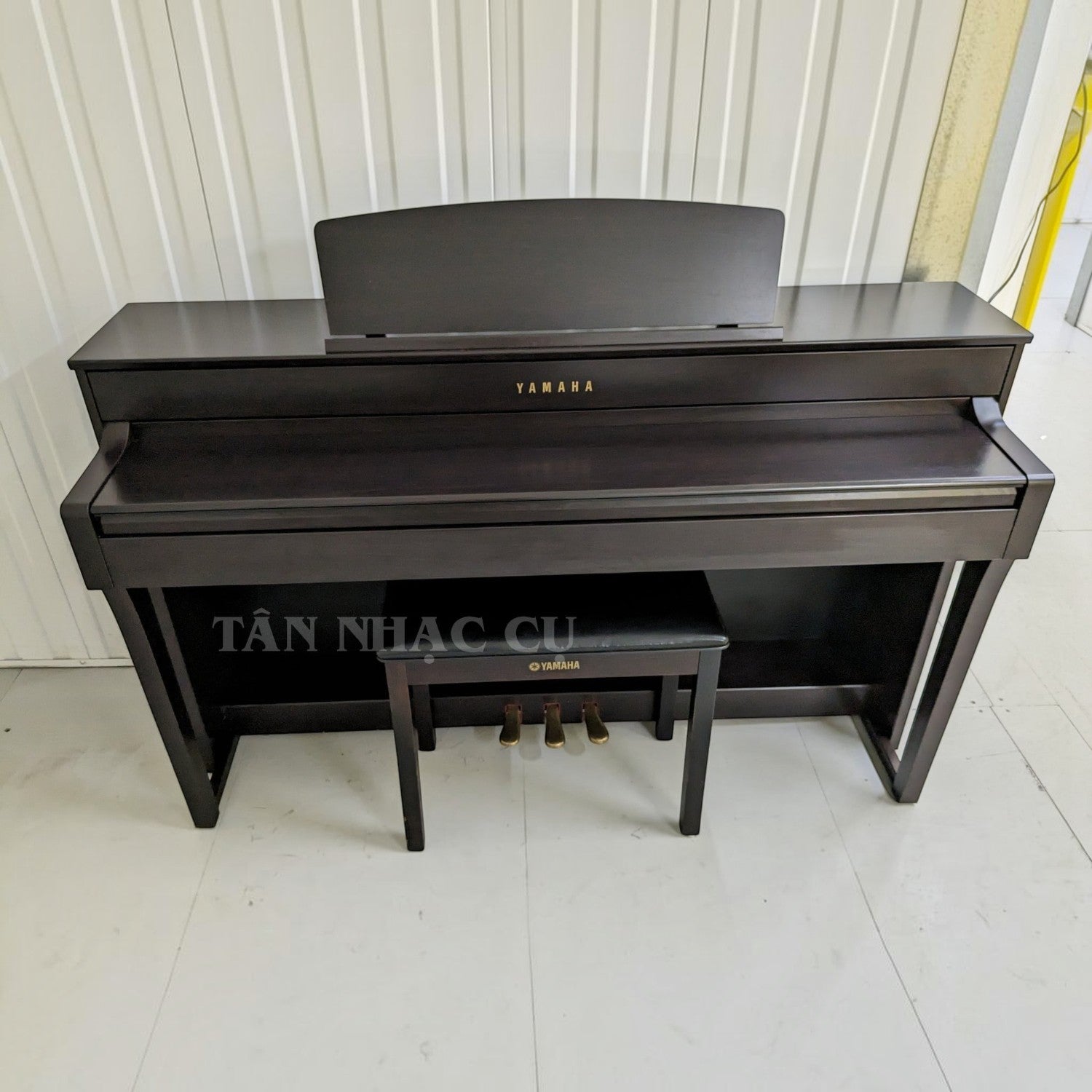 Đàn piano điện TÂN NHẠC CỤ Yamaha CLP-645 màu nâu đen sang trọng với bàn phím gỗ NWX và ghế đàn đi kèm