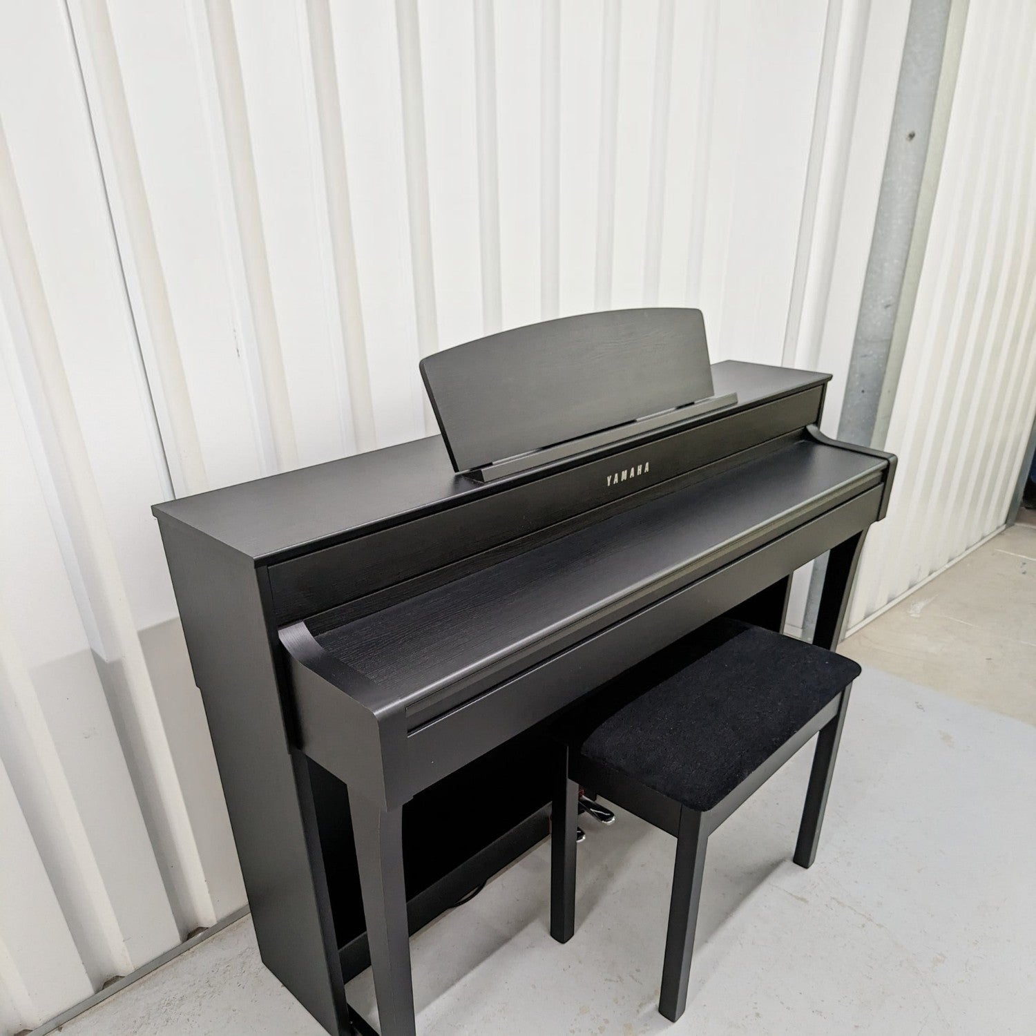 Đàn piano điện TÂN NHẠC CỤ Yamaha CLP-645 màu đen sang trọng với thiết kế dáng tủ hiện đại và ghế đàn đi kèm