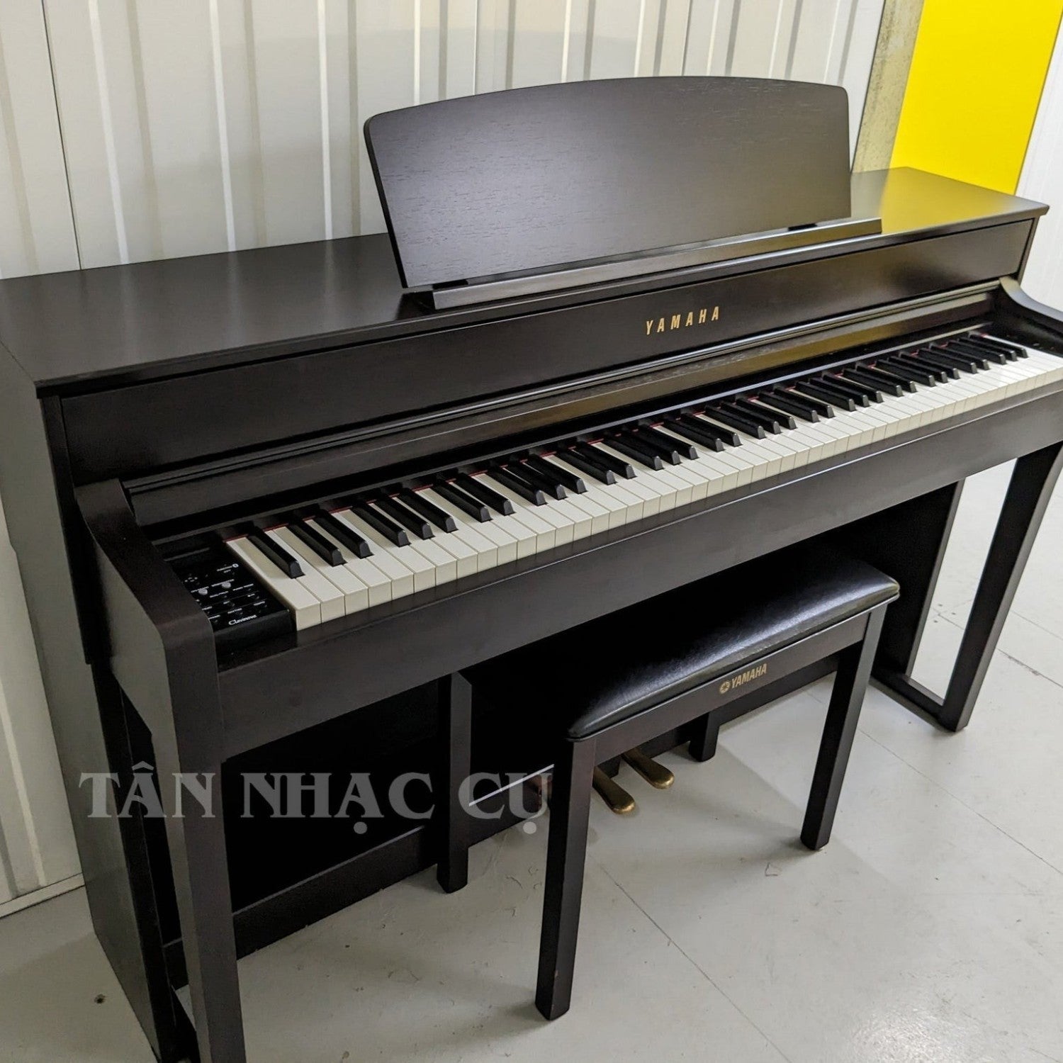 Đàn piano điện TÂN NHẠC CỤ Yamaha CLP-645 màu đen với bàn phím gỗ NWX cao cấp và ghế đàn đi kèm