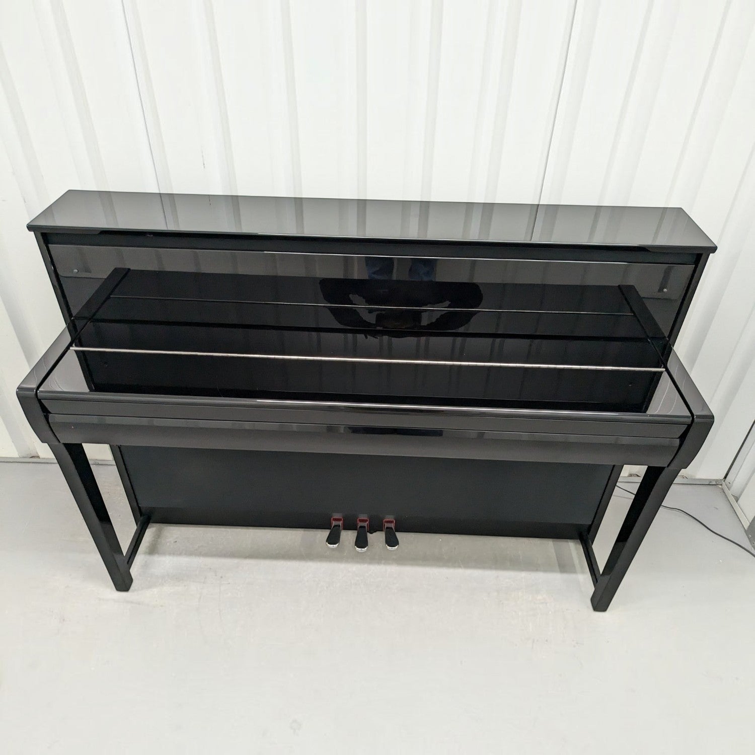 Đàn piano điện TÂN NHẠC CỤ Yamaha CLP-685 màu đen bóng sang trọng với thiết kế dáng tủ cao cấp