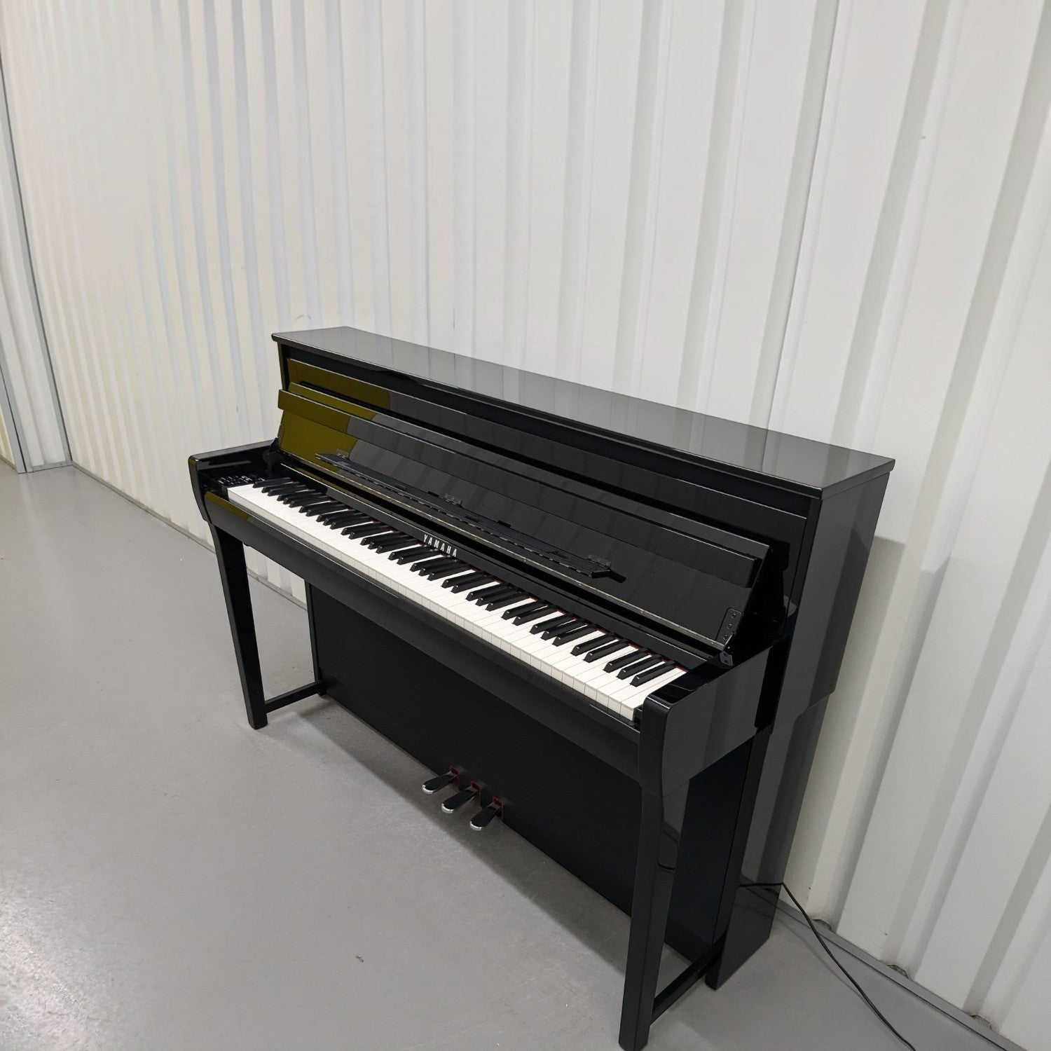 Đàn piano điện TÂN NHẠC CỤ Yamaha CLP-685 màu đen bóng sang trọng với thiết kế dáng tủ cao cấp và bàn phím gỗ chân thực