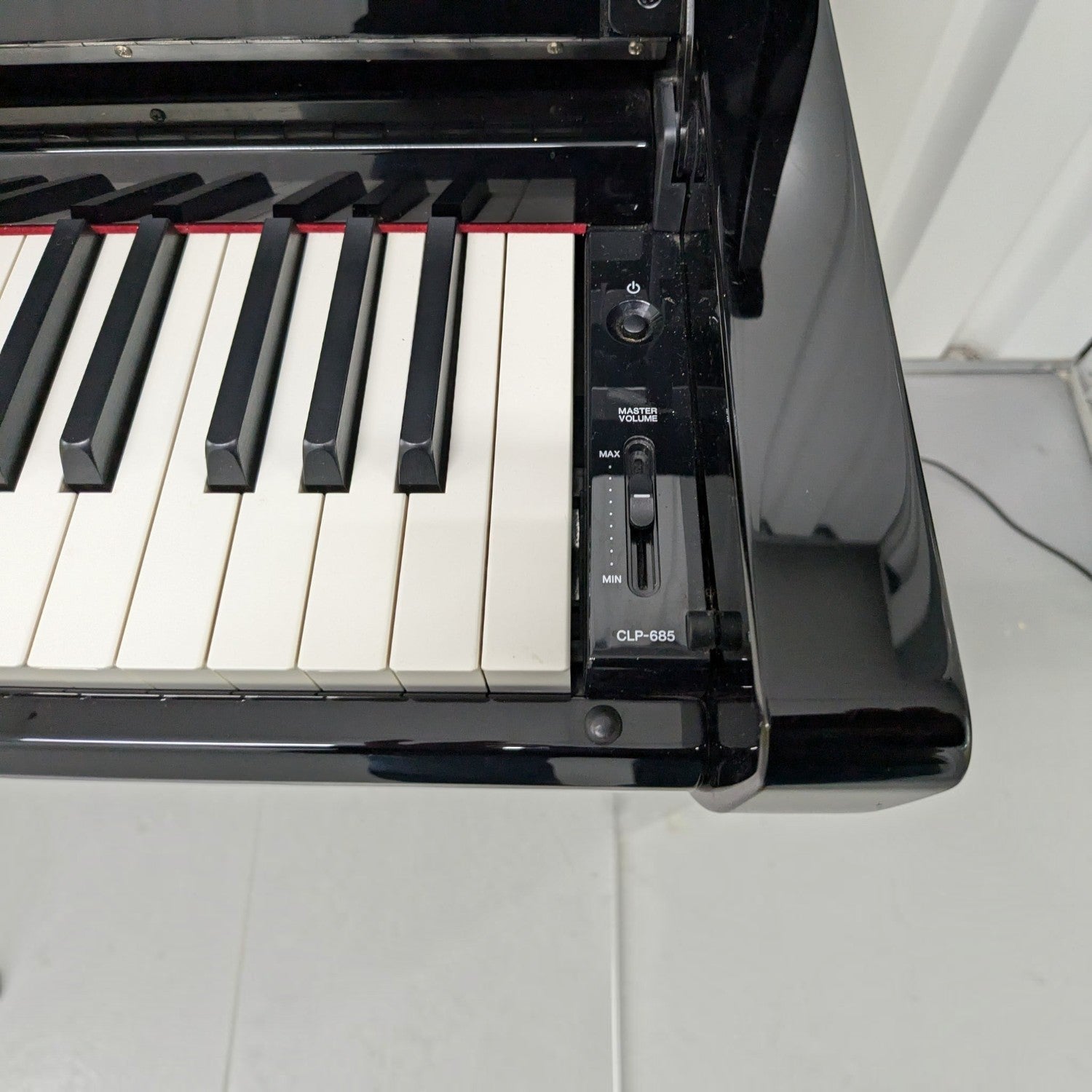 Bàn phím và bảng điều khiển âm lượng đàn piano điện TÂN NHẠC CỤ Yamaha CLP-685 màu đen bóng sang trọng