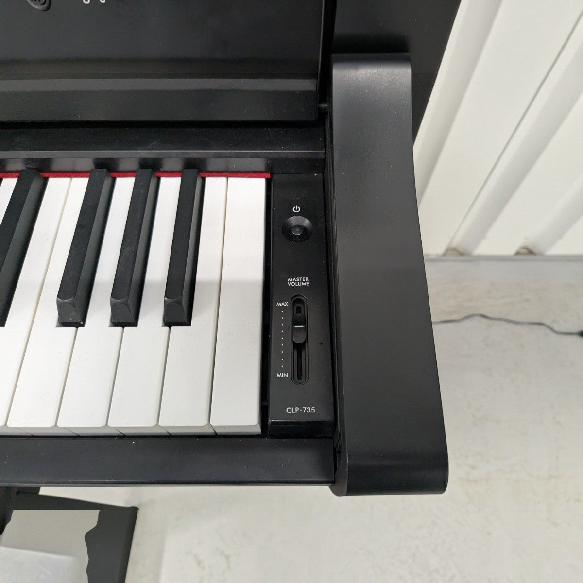 Bảng điều khiển âm lượng và phím đàn piano điện Yamaha CLP-735 tại Tân Nhạc Cụ