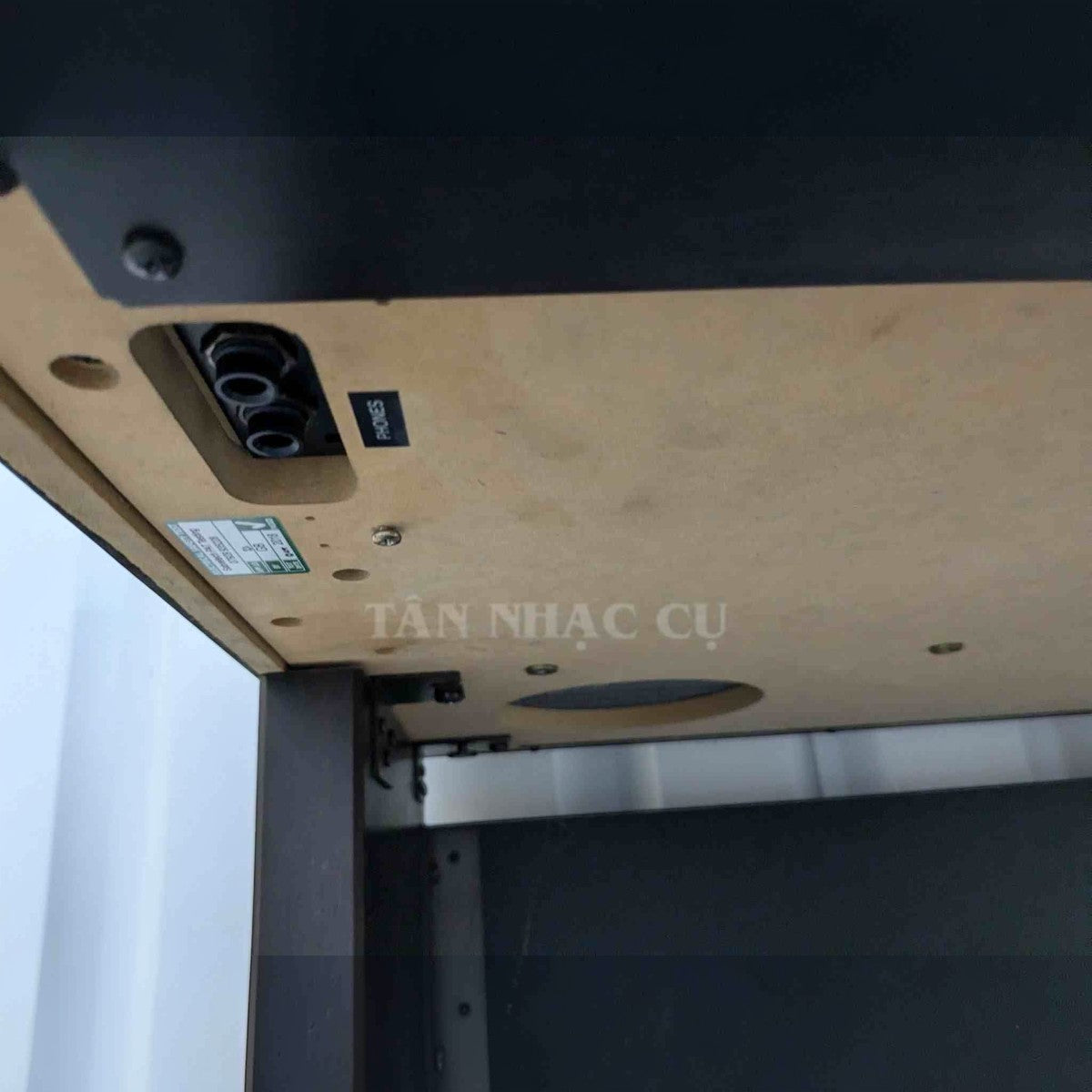Cổng kết nối tai nghe trên đàn piano điện Yamaha CLP-820 tại TÂN NHẠC CỤ
