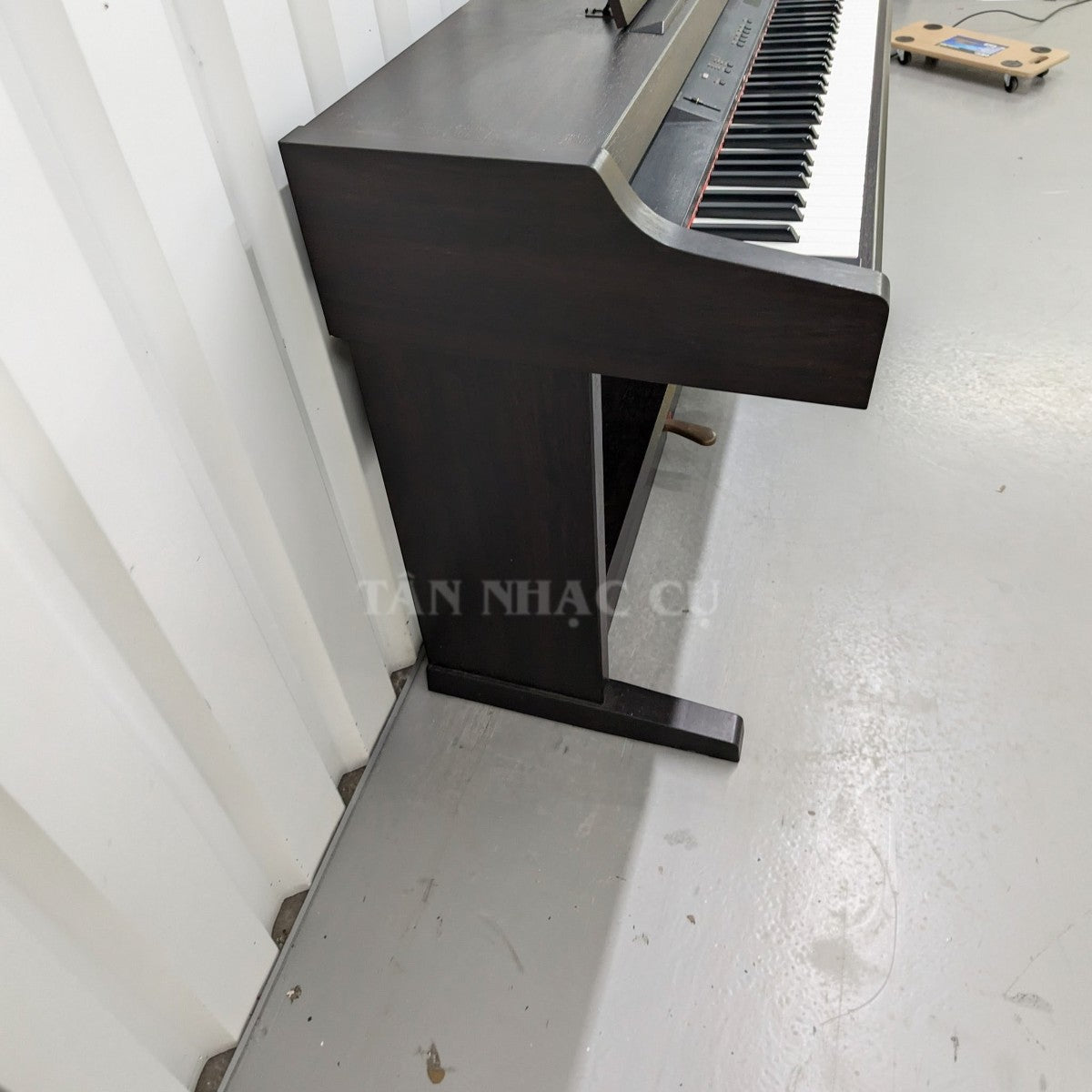 Đàn piano điện TÂN NHẠC CỤ Yamaha CLP-820 dáng tủ màu nâu gỗ sang trọng với bàn phím búa Hammer Effect