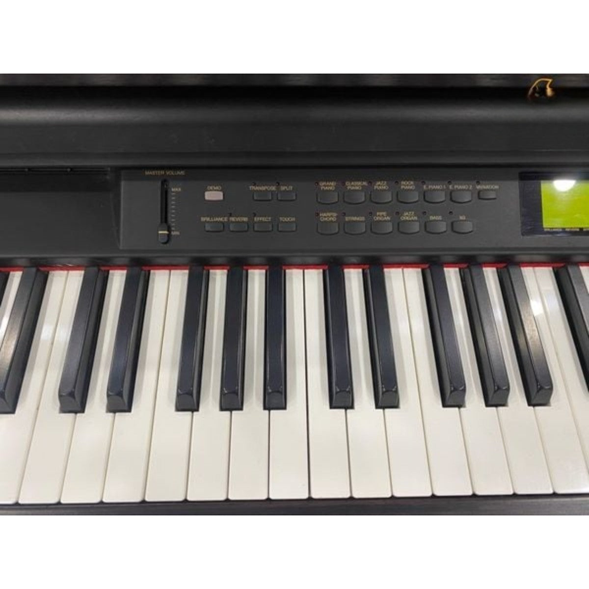 Bàn phím và bảng điều khiển đàn piano điện TÂN NHẠC CỤ Yamaha CLP-870 với các nút chức năng và màn hình hiển thị