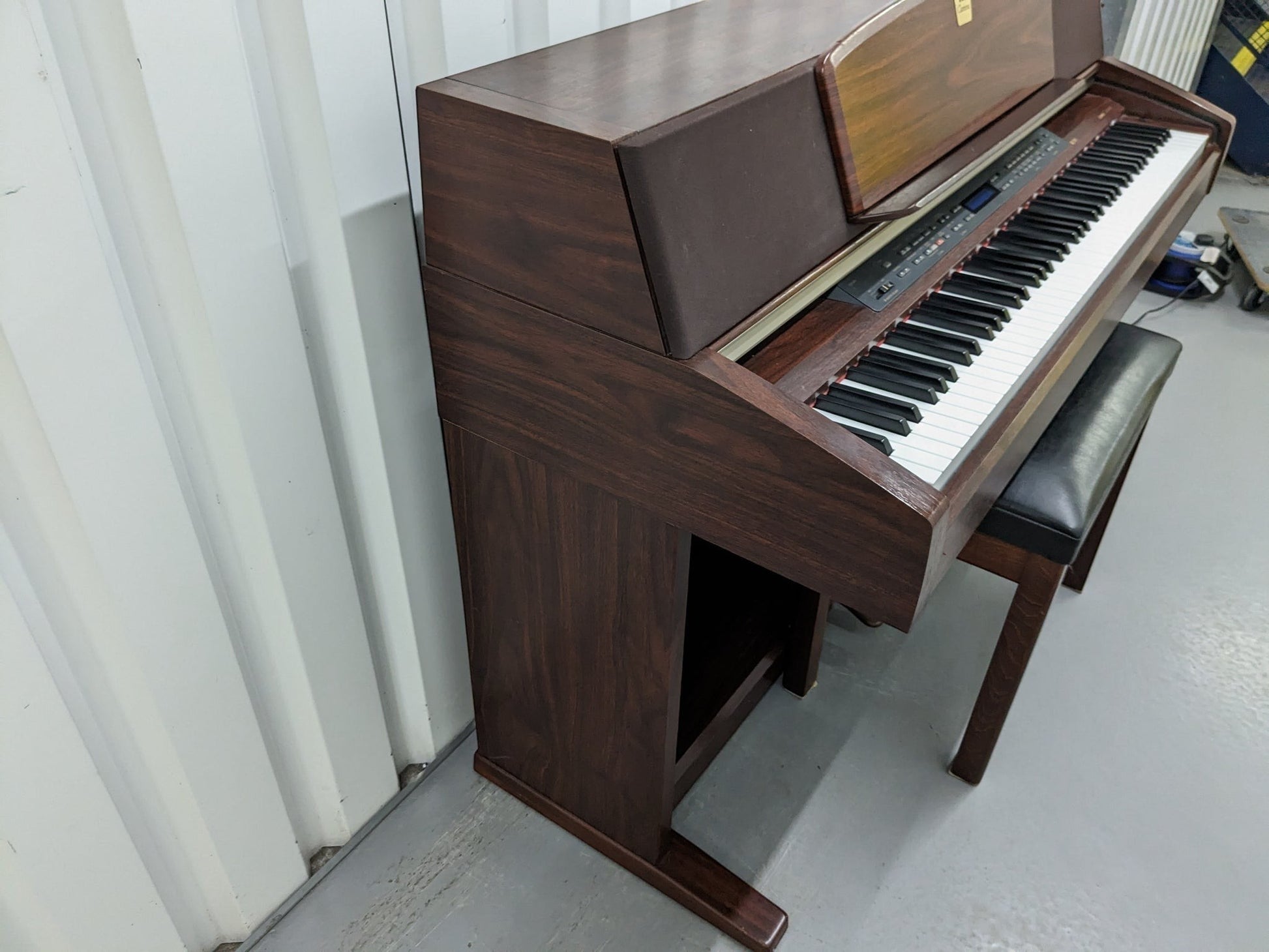 Đàn piano điện Yamaha CLP-970 màu gỗ sang trọng tại Tân Nhạc Cụ, thiết kế dáng tủ cổ điển với bàn phím búa GH.