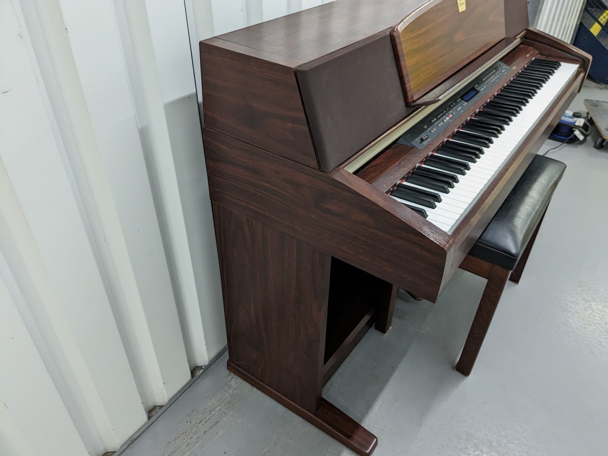 Đàn piano điện Yamaha CLP-970 màu gỗ sang trọng tại Tân Nhạc Cụ, thiết kế dáng tủ cổ điển với bàn phím búa GH.