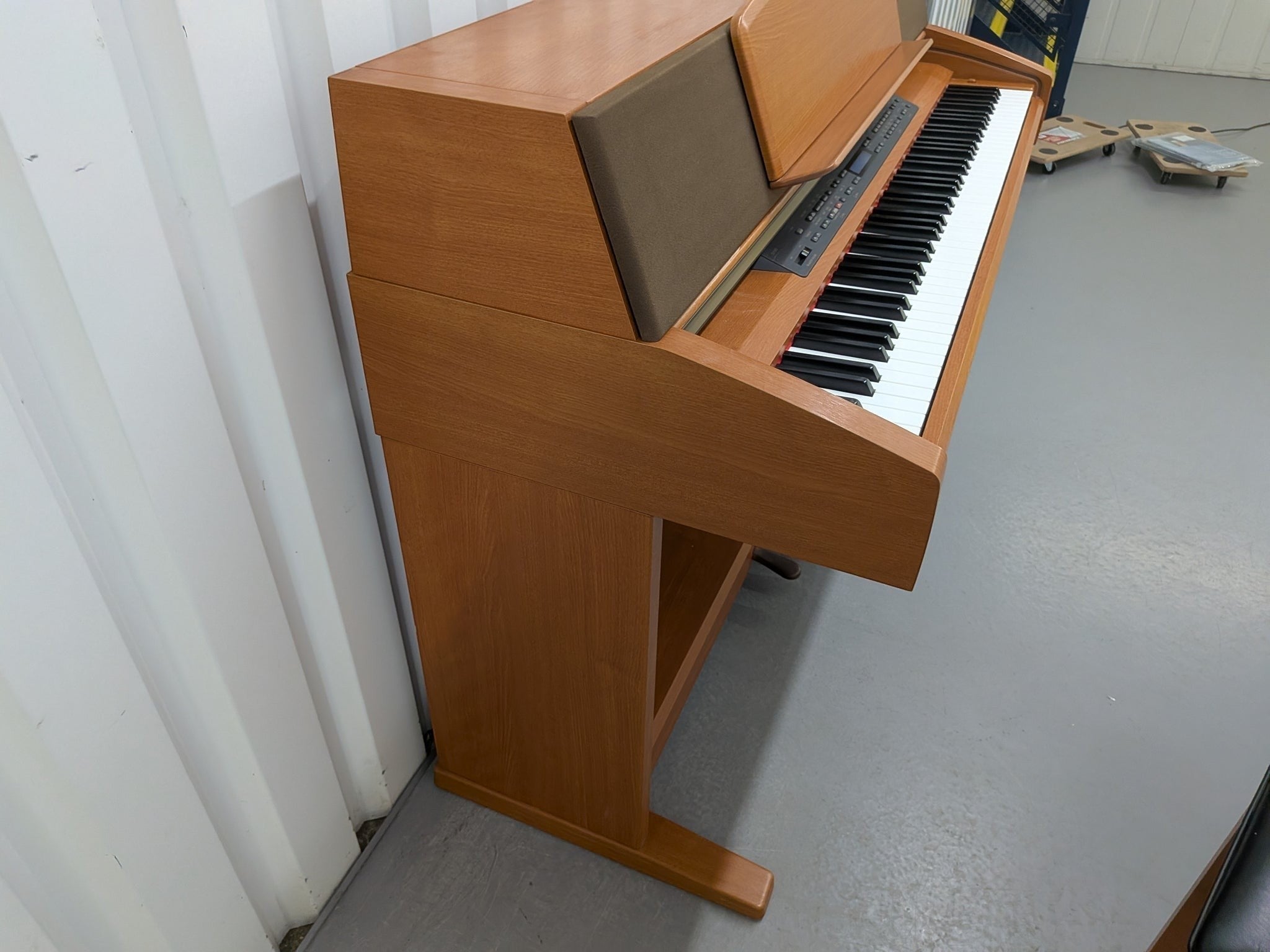 Đàn piano điện Yamaha CLP-970 màu gỗ tự nhiên tại cửa hàng TÂN NHẠC CỤ