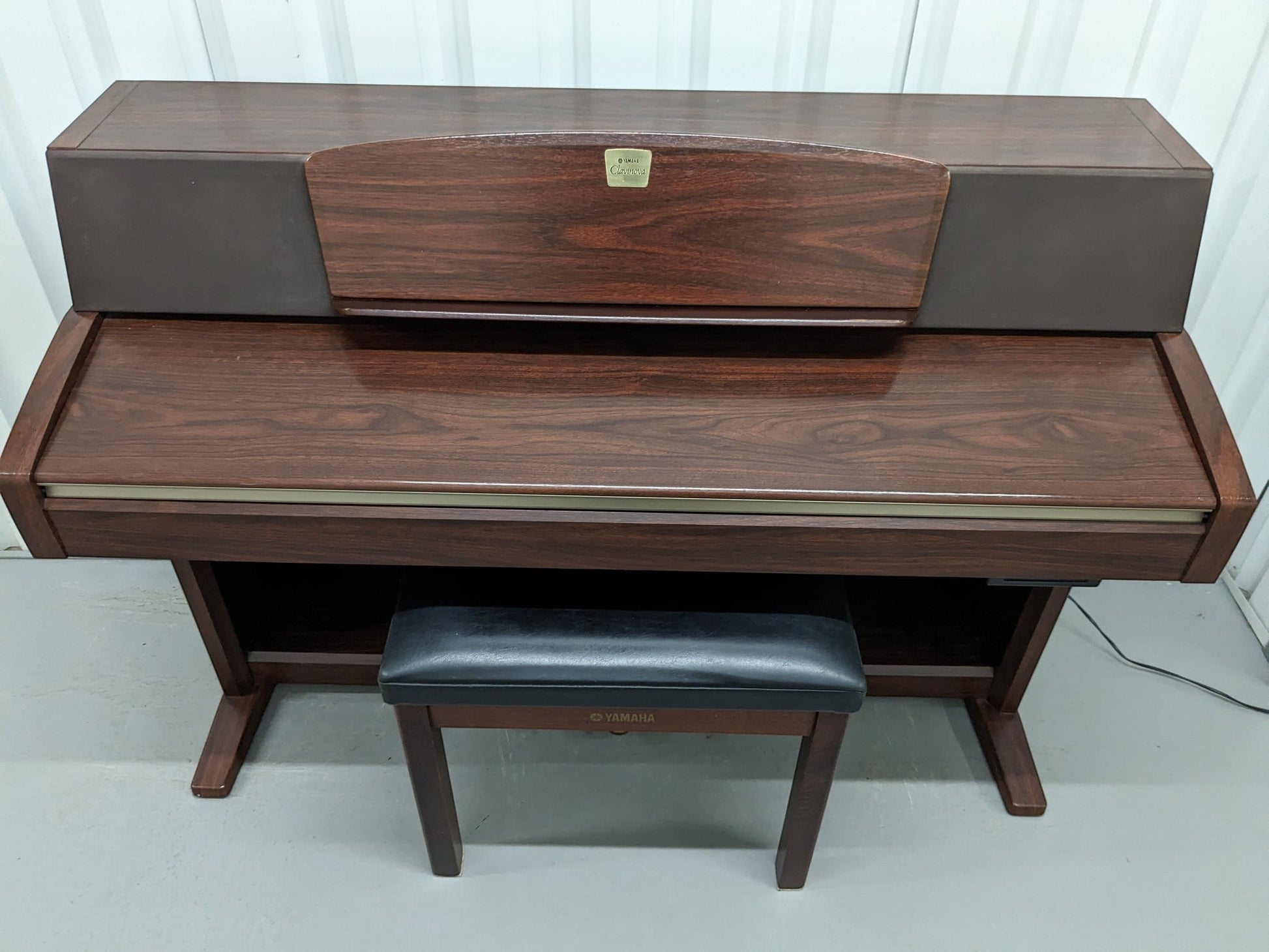 Đàn piano điện TÂN NHẠC CỤ Yamaha CLP-970 màu gỗ nâu sang trọng với thiết kế dáng tủ cổ điển và ghế đàn đi kèm