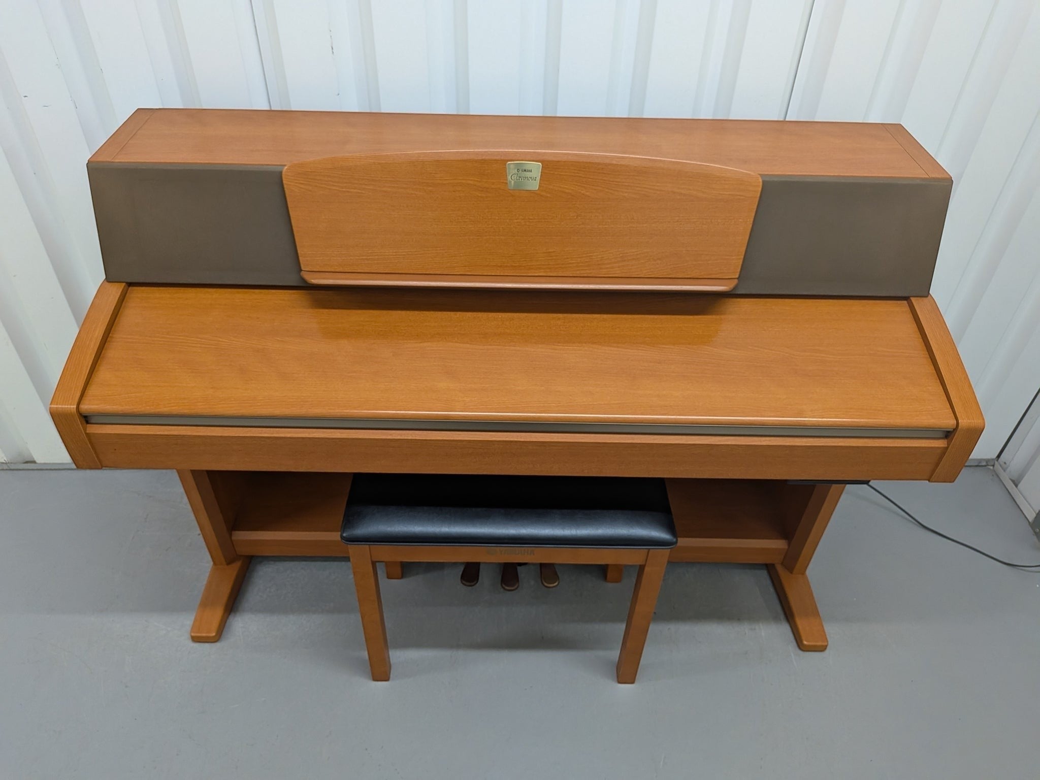 Đàn piano điện Yamaha CLP-970 màu gỗ tự nhiên sang trọng tại Tân Nhạc Cụ, thiết kế dáng tủ cổ điển.