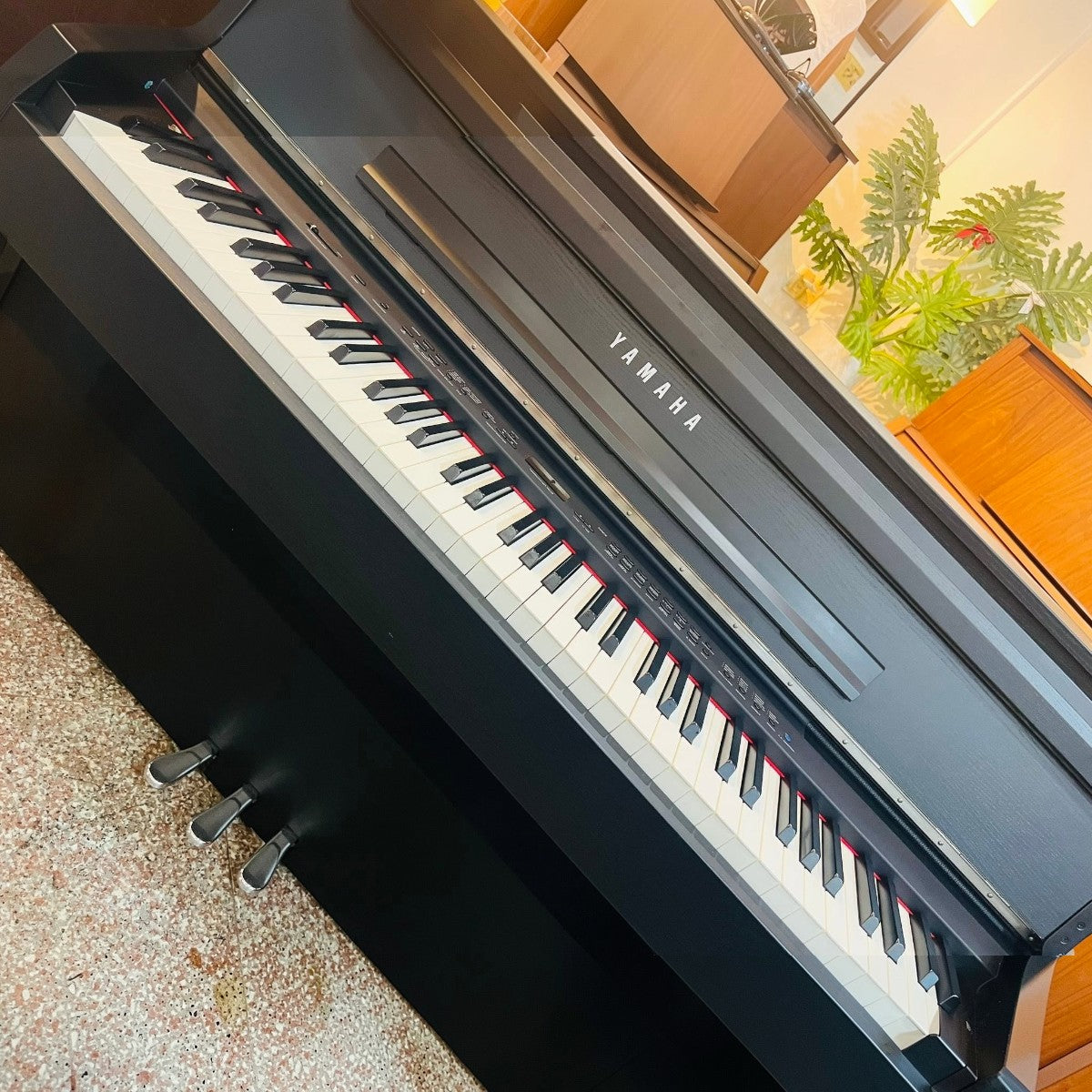 Đàn piano điện TÂN NHẠC CỤ Yamaha CLP-S406 màu đen dáng tủ mỏng với bàn phím búa GH3 và ba bàn đạp kim loại