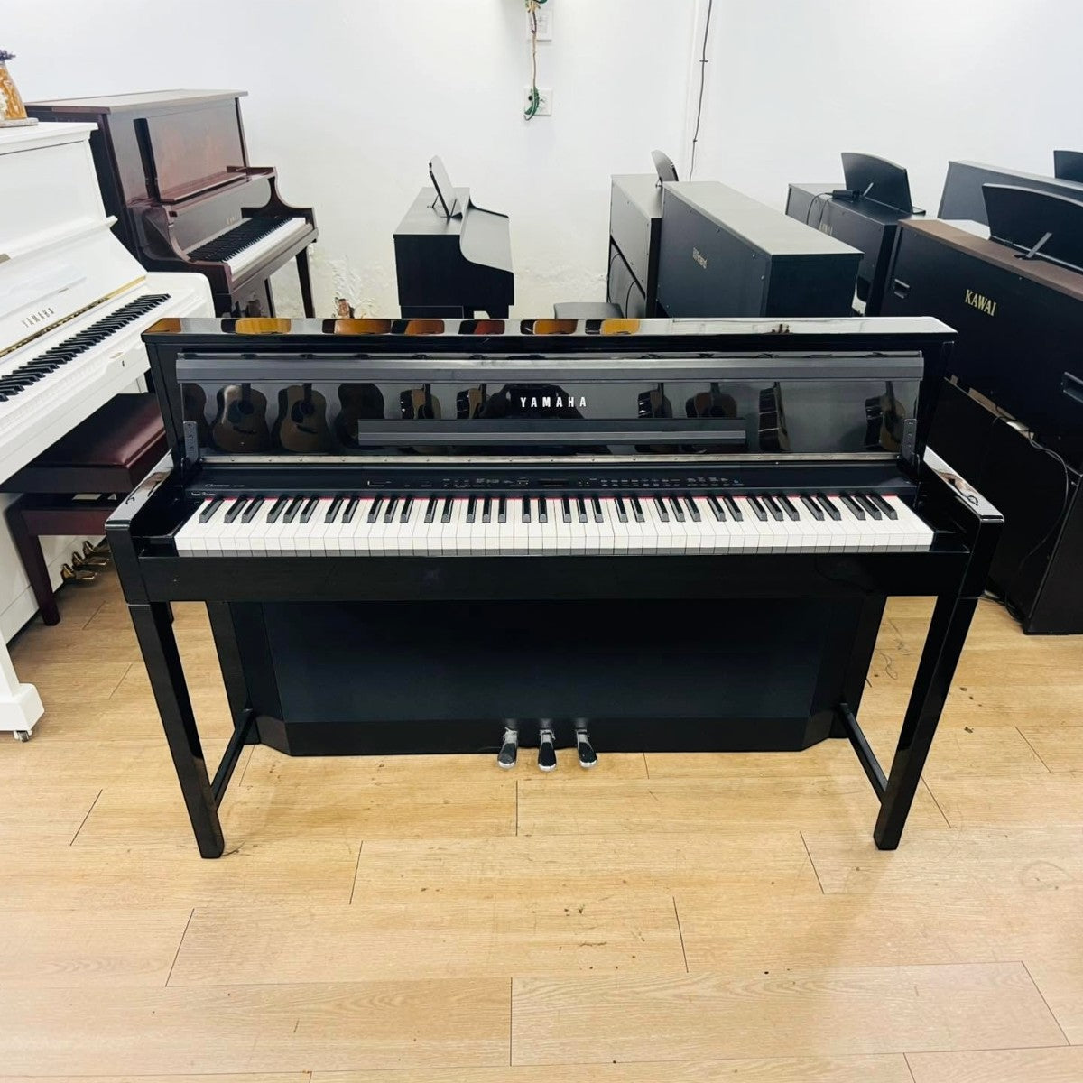 Đàn piano điện Yamaha CLP-S408 màu đen bóng dáng slim tại showroom Tân Nhạc Cụ