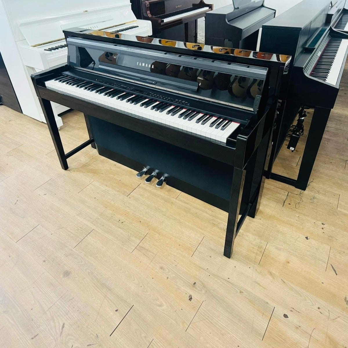 Đàn piano điện Yamaha CLP-S408 màu đen bóng dáng slim với phím gỗ tại showroom TÂN NHẠC CỤ