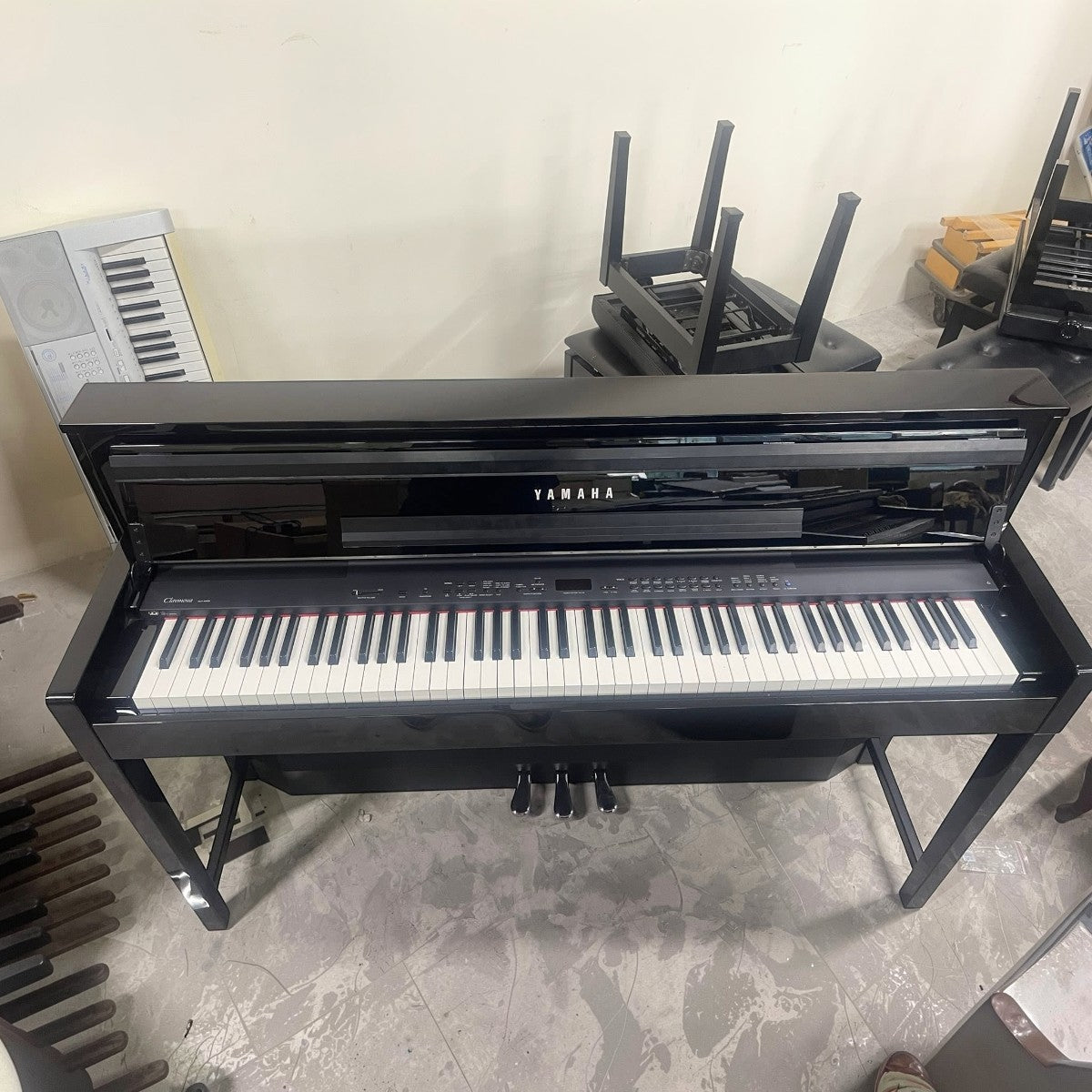 Đàn piano điện Yamaha CLP-S408 màu đen bóng dáng slim tại cửa hàng TÂN NHẠC CỤ
