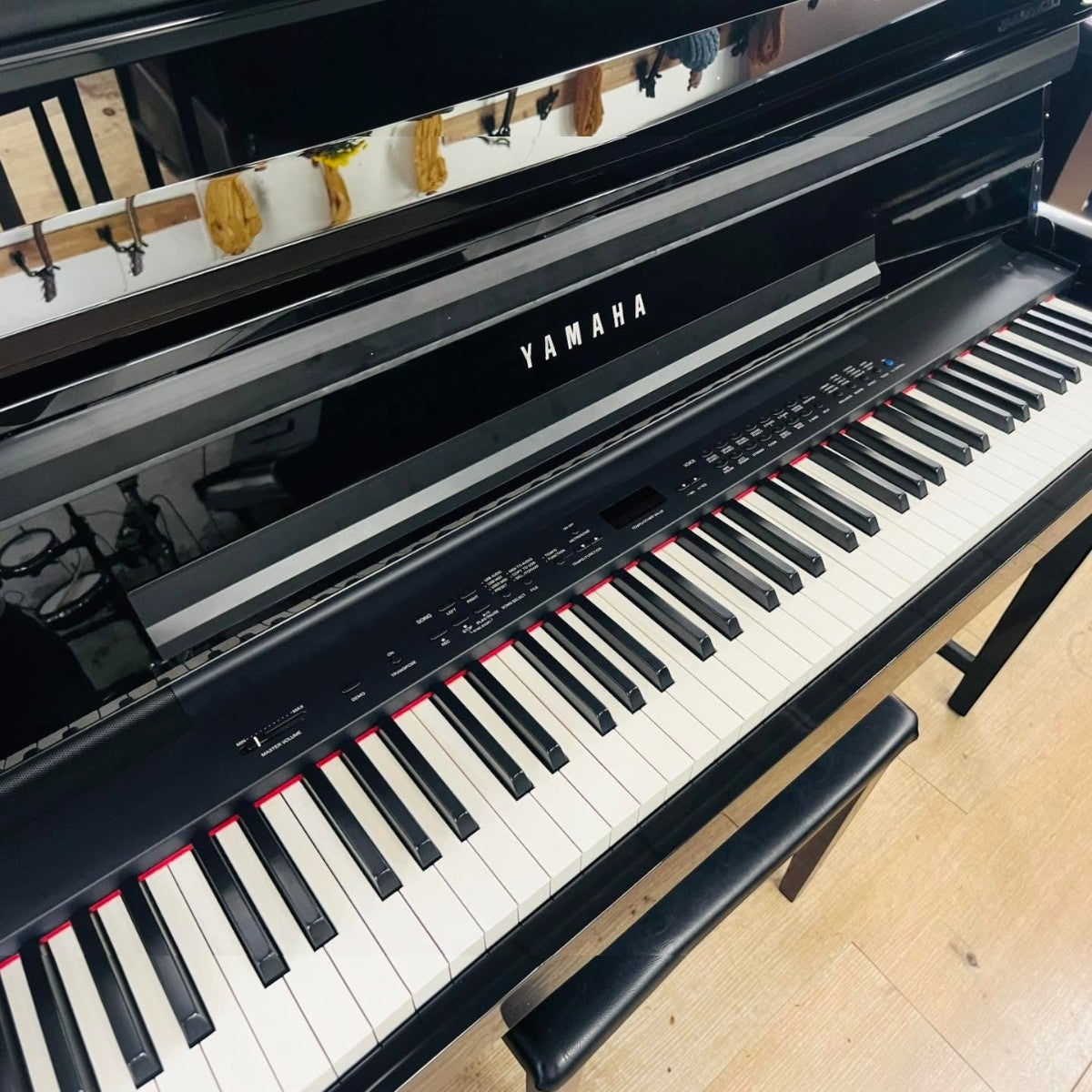 Đàn piano điện Yamaha CLP-S408 màu đen bóng dáng slim với bàn phím gỗ tại Tân Nhạc Cụ