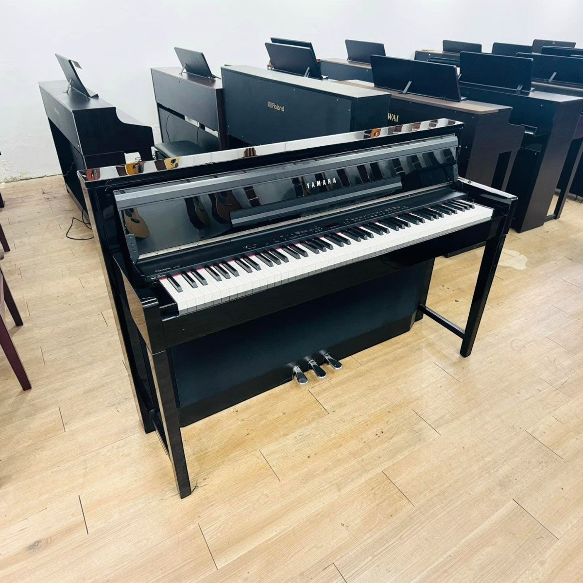 Đàn piano điện Yamaha CLP-S408 màu đen bóng dáng slim tại showroom TÂN NHẠC CỤ