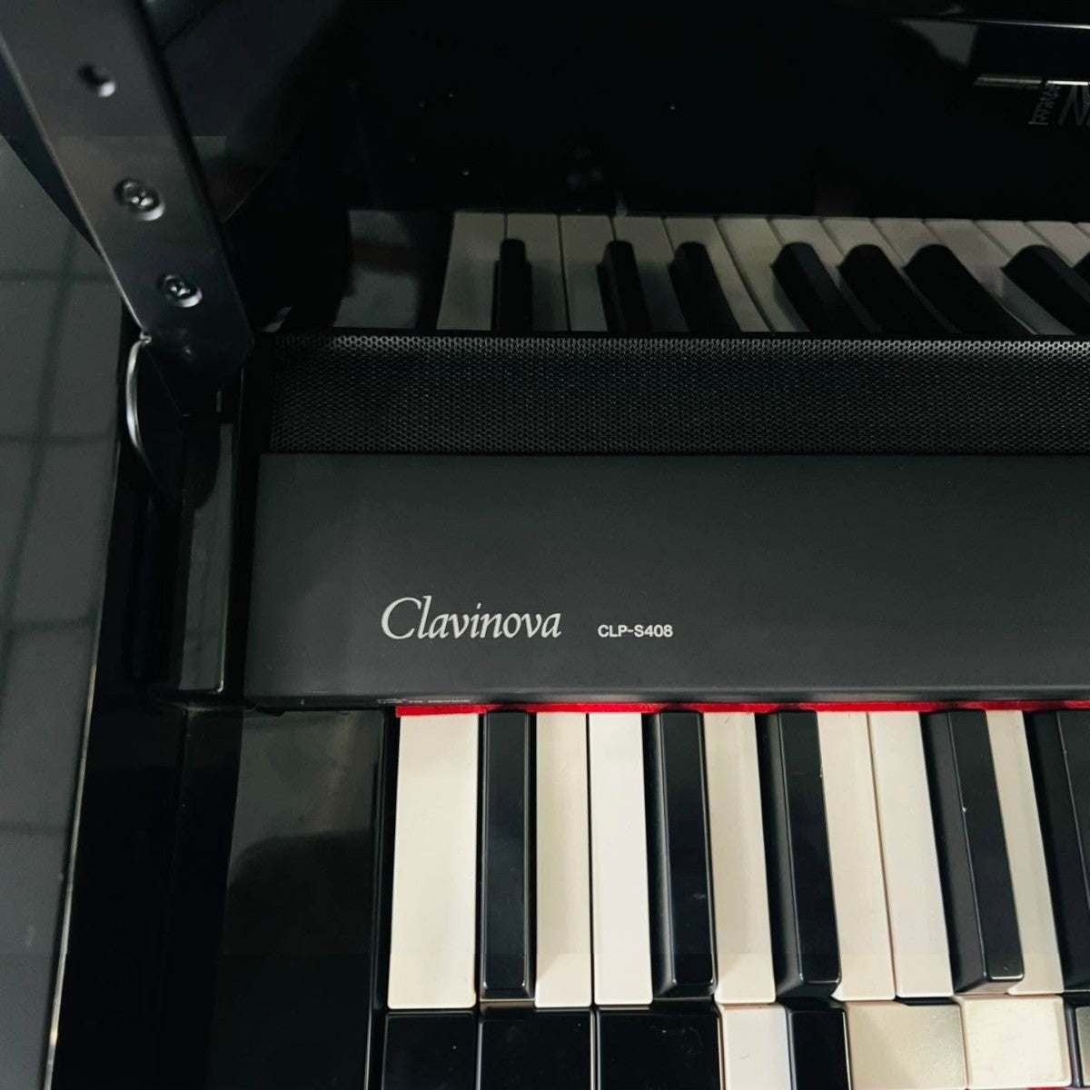 Đàn piano điện Yamaha Clavinova CLP-S408 màu đen bóng tại Tân Nhạc Cụ với bàn phím gỗ Natural Wood cao cấp