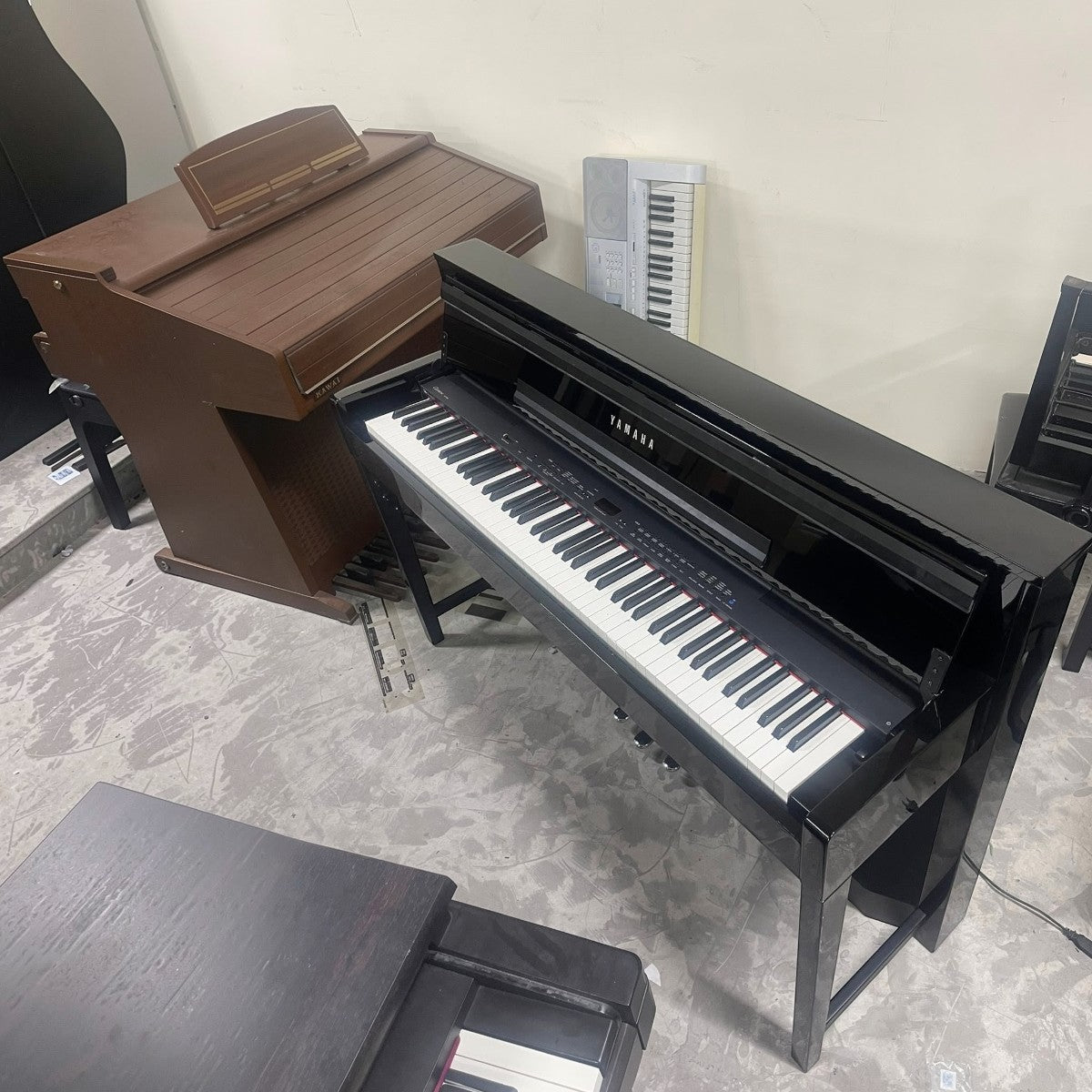 Đàn piano điện Yamaha CLP-S408 màu đen bóng dáng slim tại showroom TÂN NHẠC CỤ