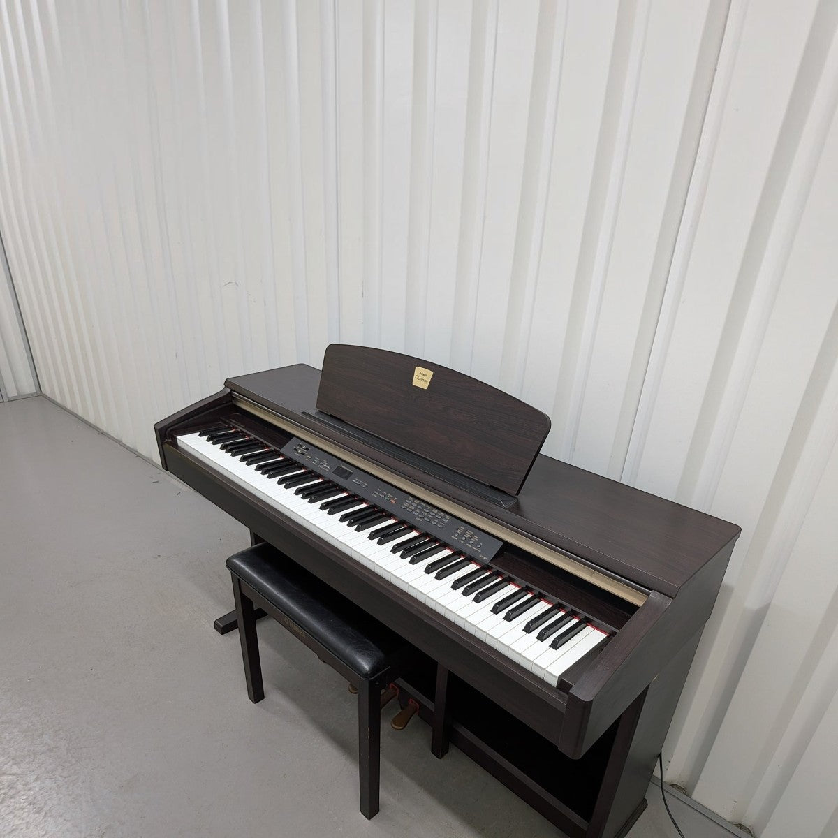Đàn piano điện TÂN NHẠC CỤ Yamaha CLP120 màu nâu gỗ với thiết kế dáng tủ sang trọng và bàn phím 88 phím búa